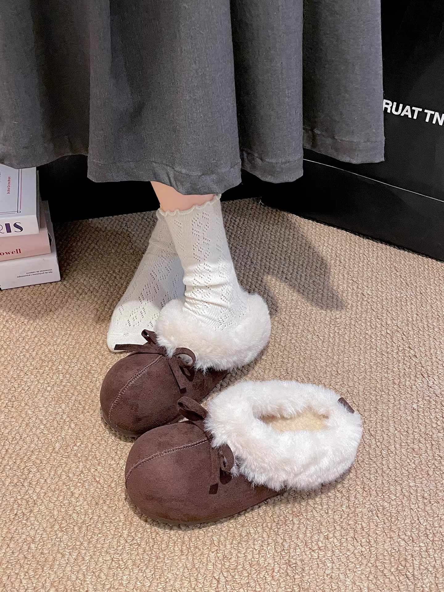 Giày dép nửa kín kiểu Birkenstock đế dày giữ ấm phong cách retro dành cho nữ, mẫu mới mùa đông 2025, dép bông lông tăng chiều cao đi ngoài trời.