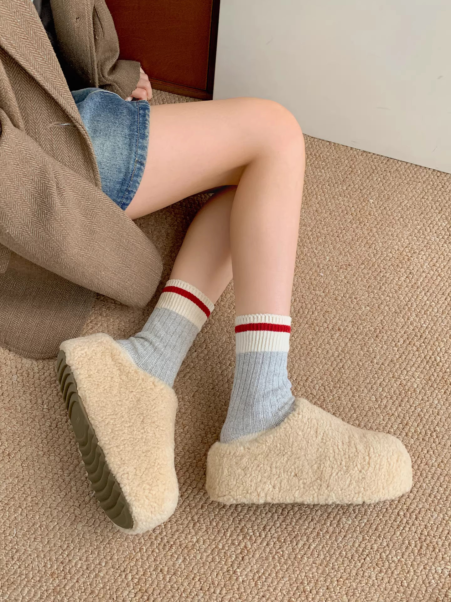 Đôi dép lông mềm đế dày kiểu retro cỡ nhỏ dành cho nữ, thích hợp mang đi ngoài trời, dép bông giữ ấm mùa đông mới năm 2025, chống trơn trượt.