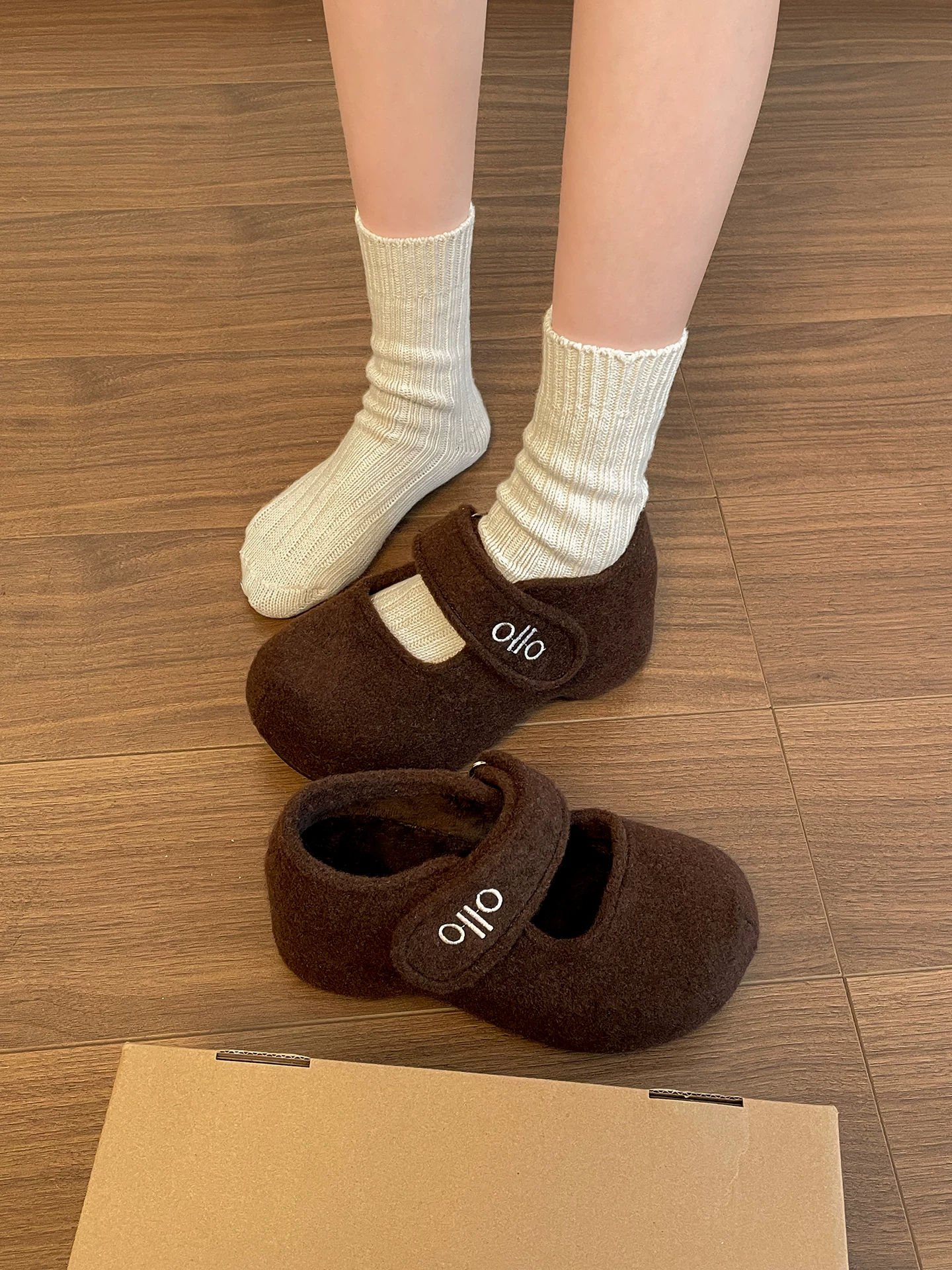 Giày Mary Jane đế dày tăng chiều cao kiểu cổ điển lót lông cừu dành cho nữ, áo khoác ngoài mùa đông, kiểu mới 2025, giày cotton ấm màu xám.