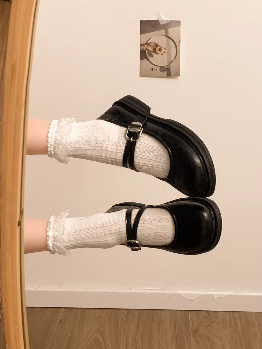 Giày da bệt đen cổ điển nữ, kiểu thu đông 2025 mới, giày Mary Jane kiểu Pháp phối chân váy.