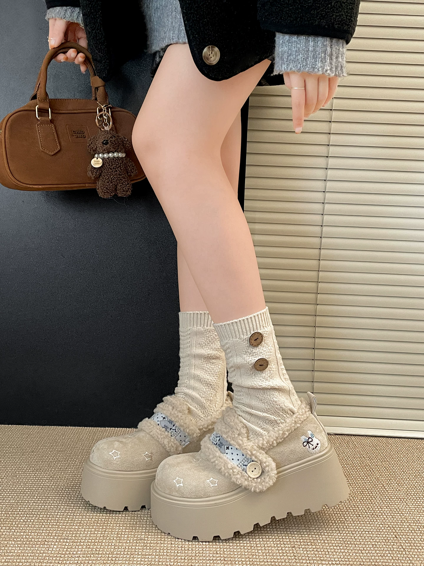 Giày bông giữ ấm đế dày lót lông cừu trắng dành cho nữ, kiểu mới mùa đông 2025, giày Birkenstock lông thú tăng chiều cao đi ngoài trời.