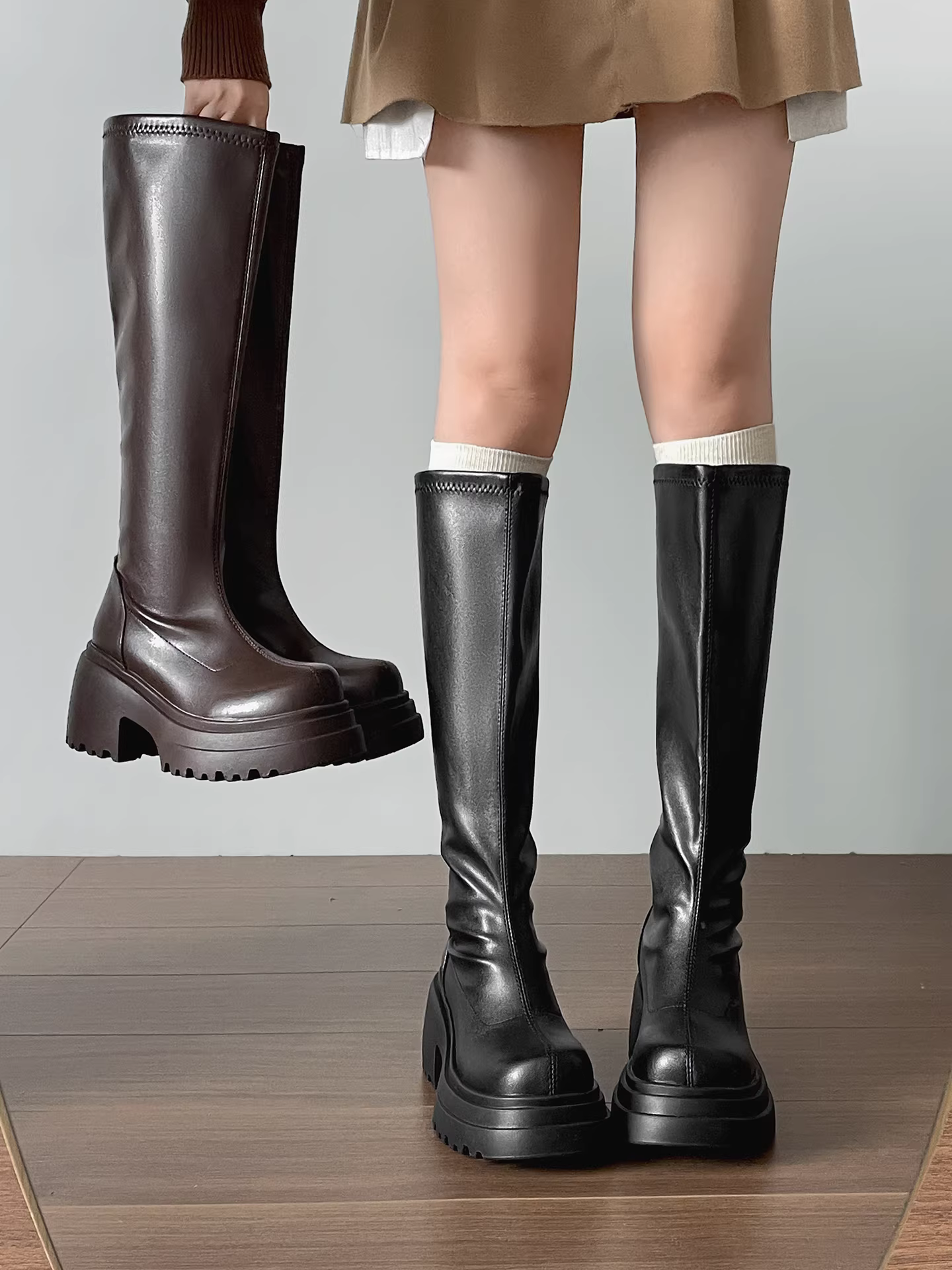 Giày bốt đế xuồng cao cổ kiểu retro đen dành cho nữ, kiểu dáng mới thu đông 2025, phối cùng chân váy, giúp thon gọn và tăng chiều cao.