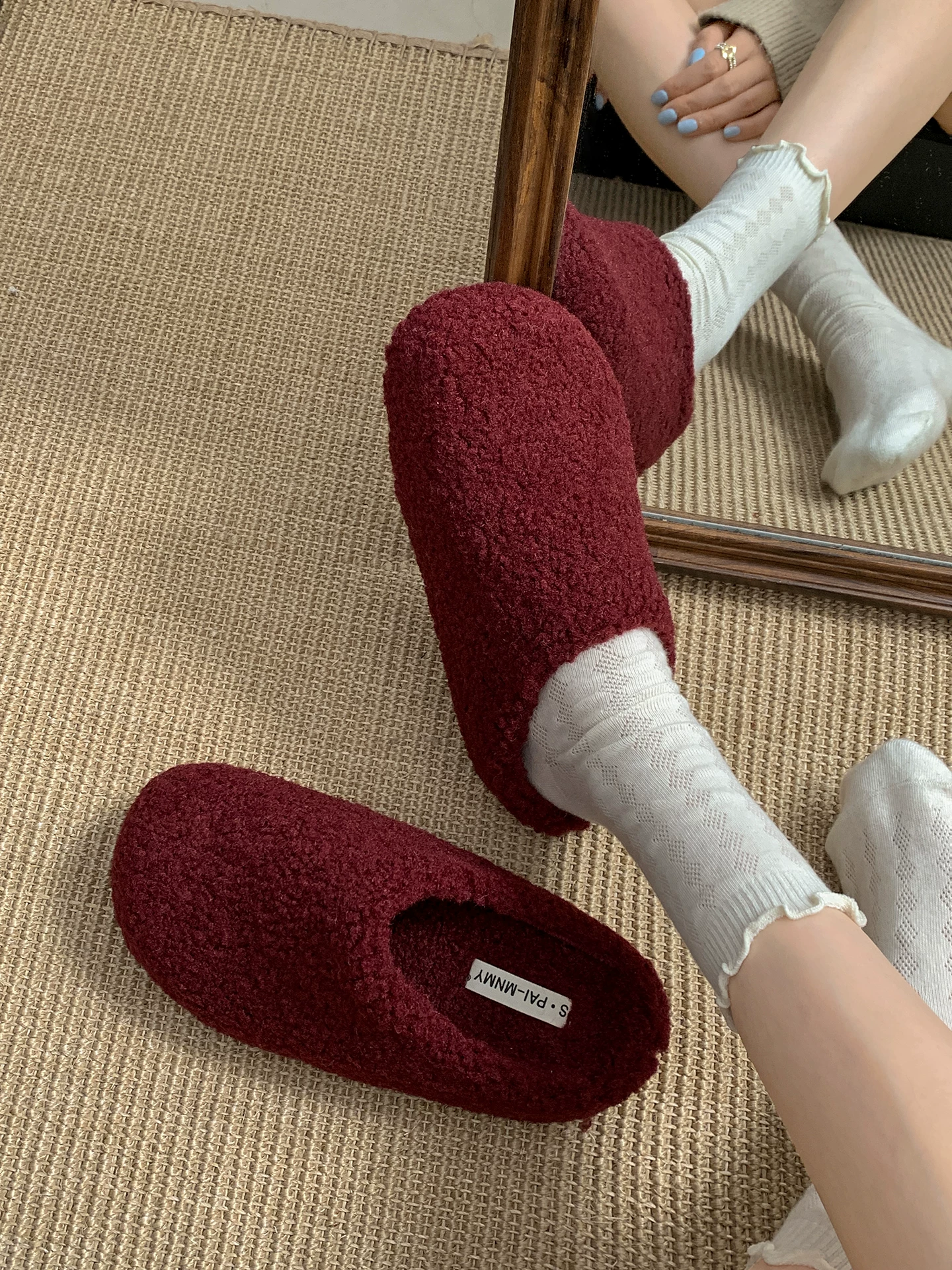 Đôi dép lông dày đế chống trơn kiểu retro dành cho nữ, mặc ngoài mùa đông 2025, đa năng, tăng chiều cao, giữ ấm, chất liệu cotton, bảo vệ ngón chân.