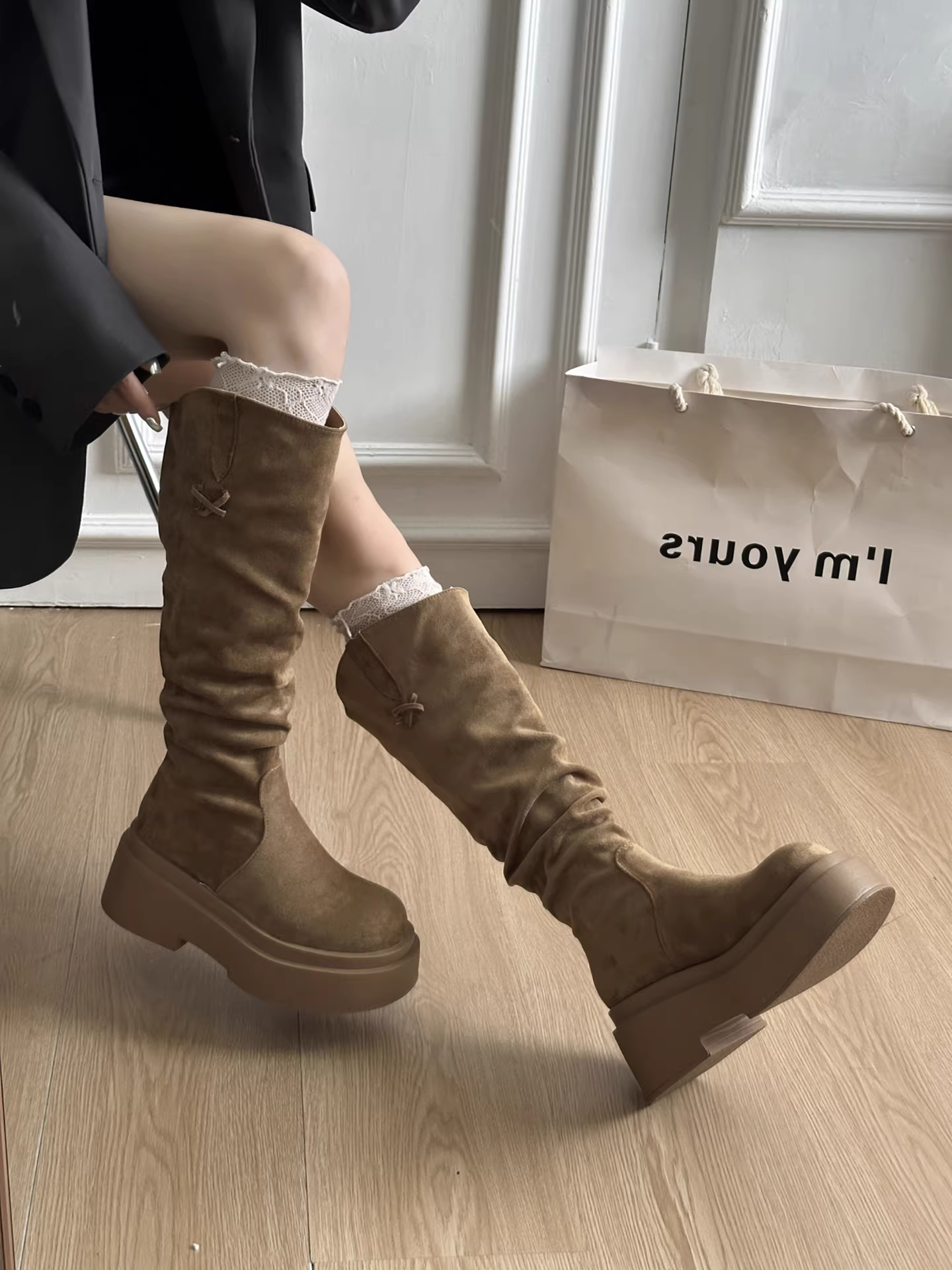 Giày bốt đế dày màu kaki cổ điển dành cho nữ, bốt dài, kiểu thu đông 2025 mới, phối cùng váy, kiểu dáng thon gọn và tăng chiều cao.