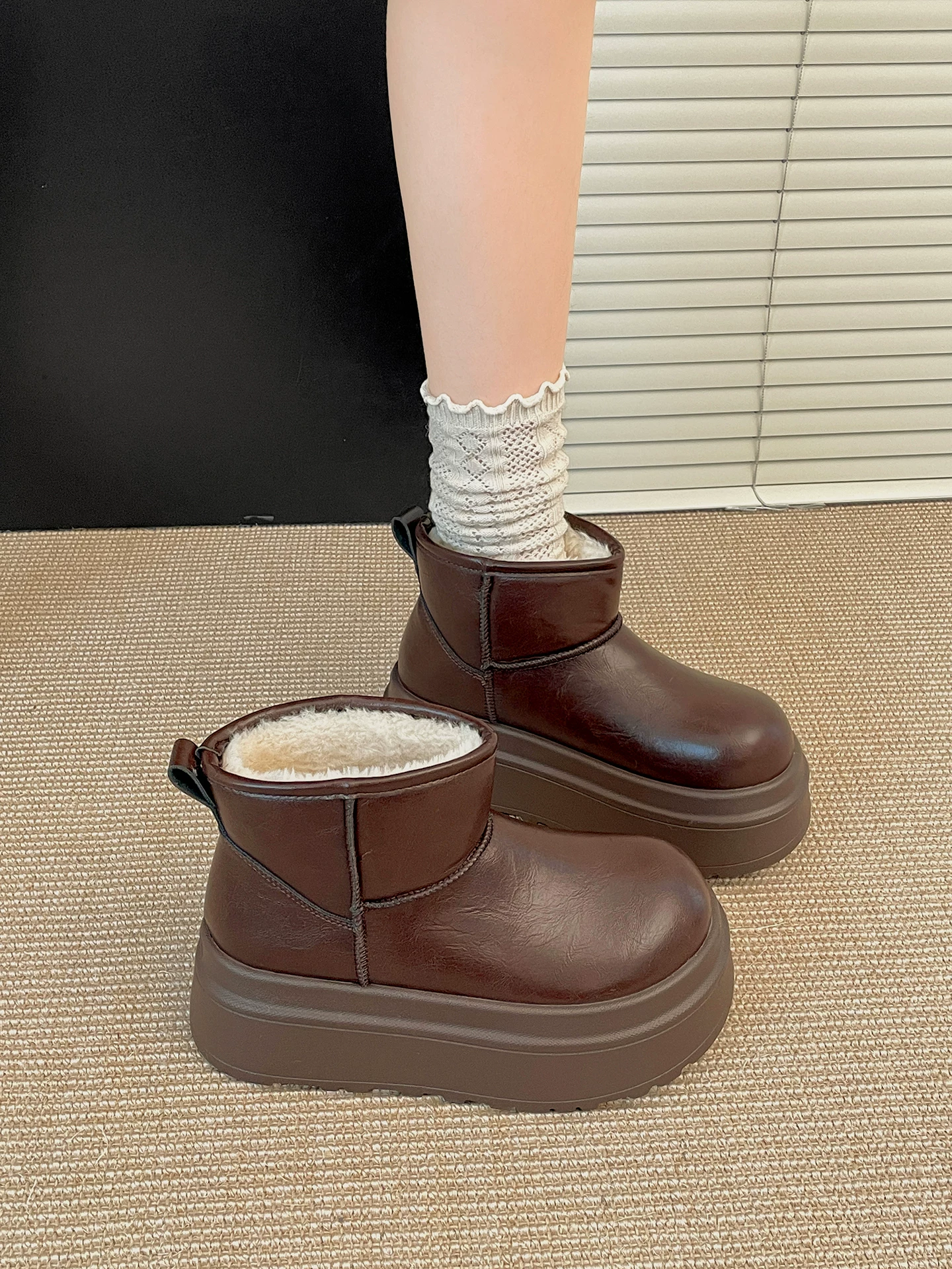 Giày bốt tuyết đế dày kiểu Pháp màu nâu cổ điển dành cho nữ, mẫu mới mùa đông 2025, giữ ấm khi đi ngoài trời, chất liệu cotton Đông Bắc.