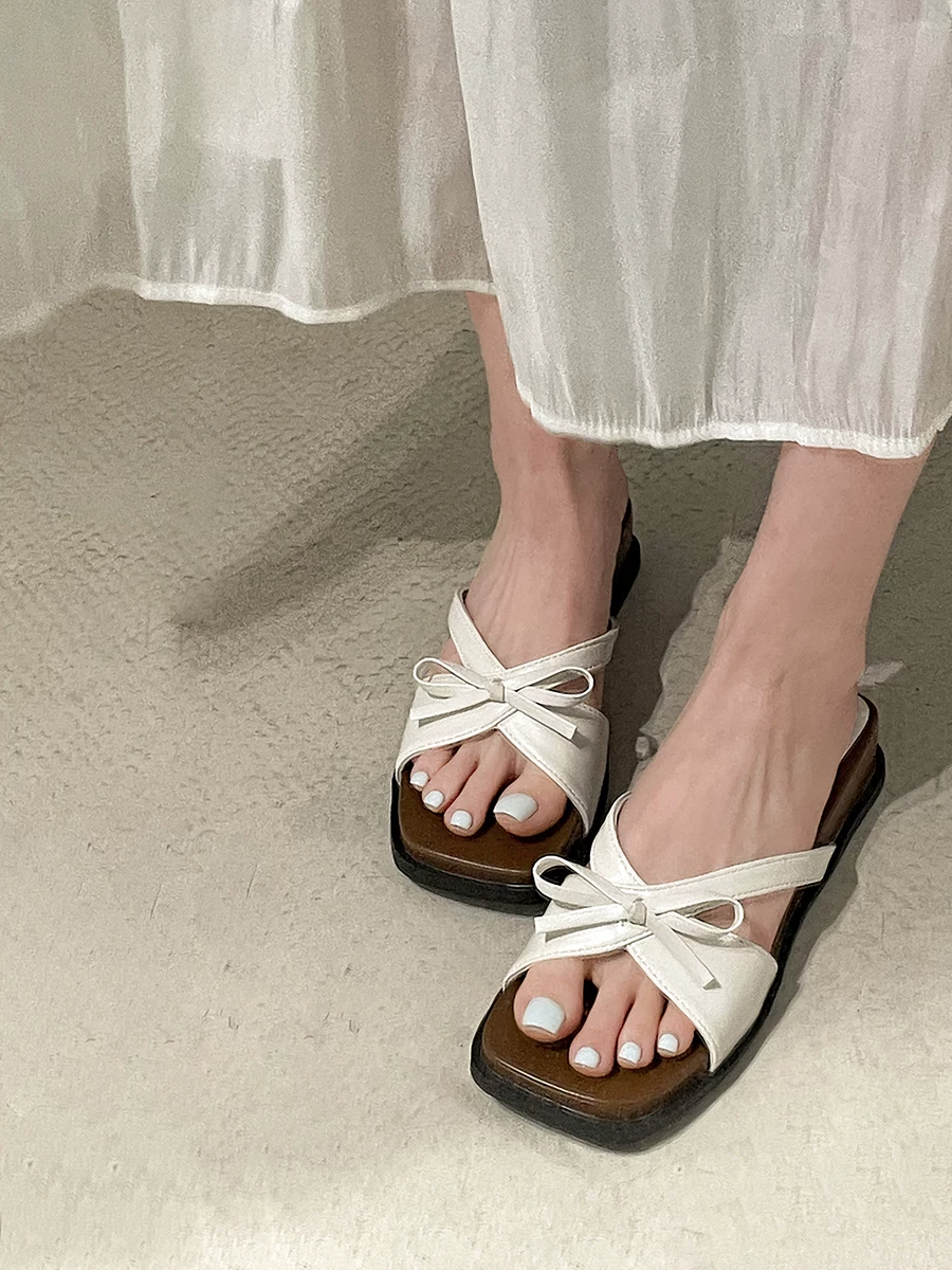 Dép quai ngang trắng retro thời thượng dành cho nữ, kiểu dáng mùa hè 2025 mới, tăng chiều cao, phù hợp với chân váy, dép đế dày.