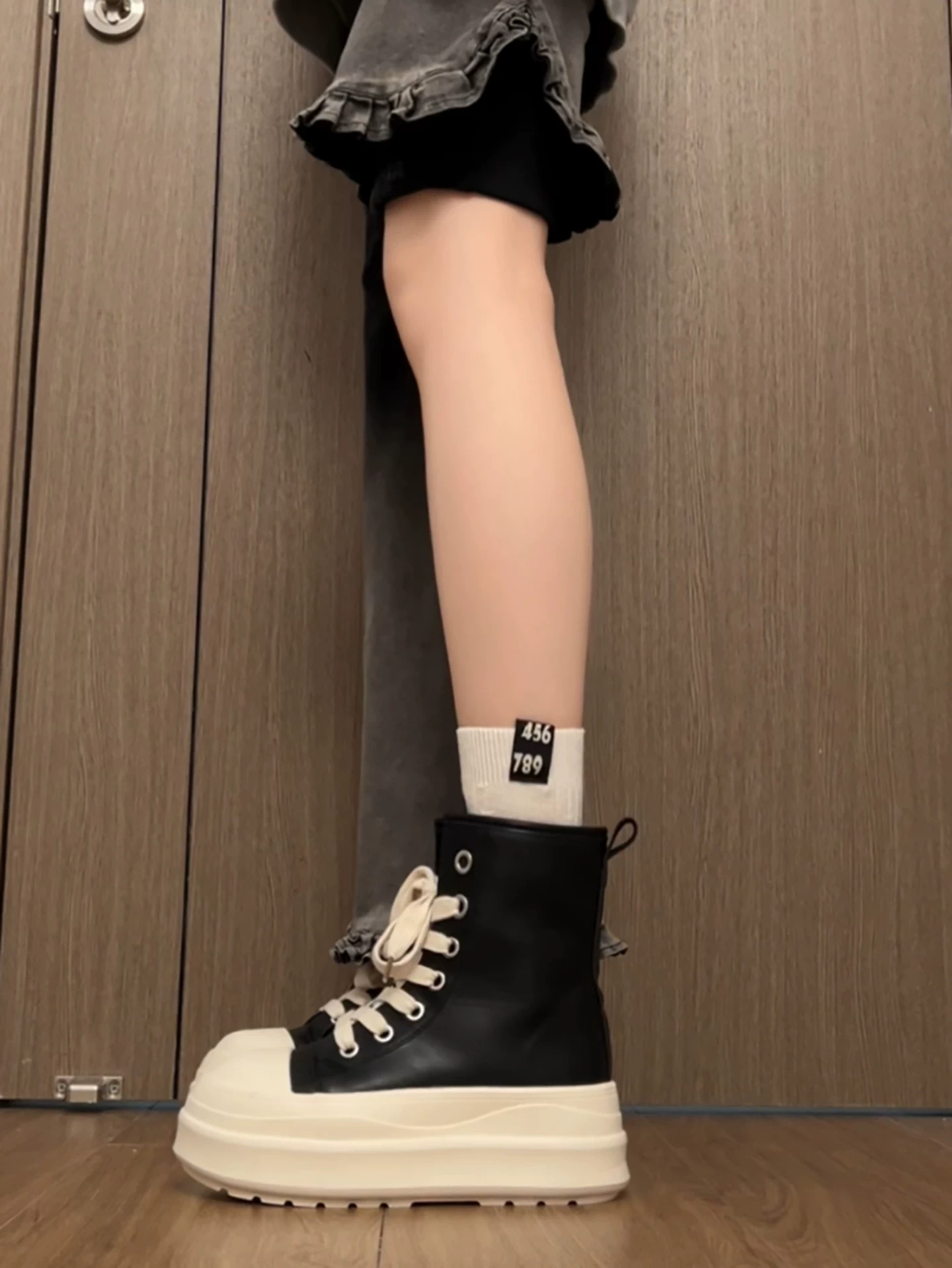 Giày đế xuồng cao cổ điển màu đen dành cho nữ, kiểu thu đông 2025, phối chân váy, giày thể thao đa năng tăng chiều cao, phong cách thường ngày