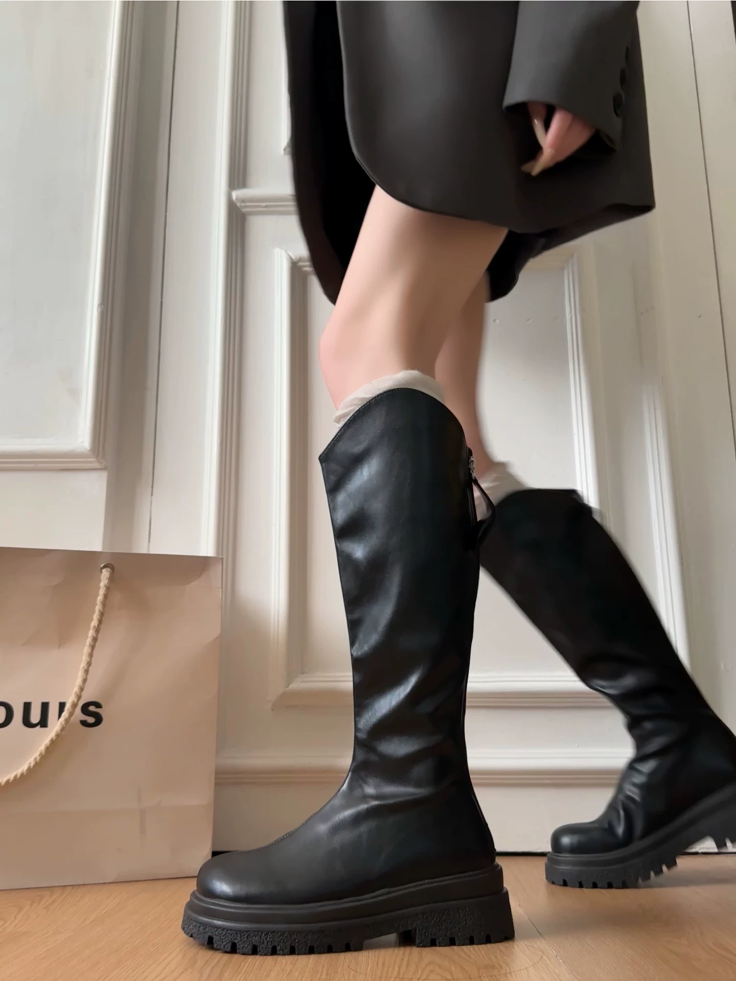 Giày bốt nữ đế dày phong cách retro đa năng màu trắng kiểu phương Tây, bốt cao cổ mùa thu mới 2025, giúp thon gọn và tăng chiều cao, kiểu bốt hiệp sĩ