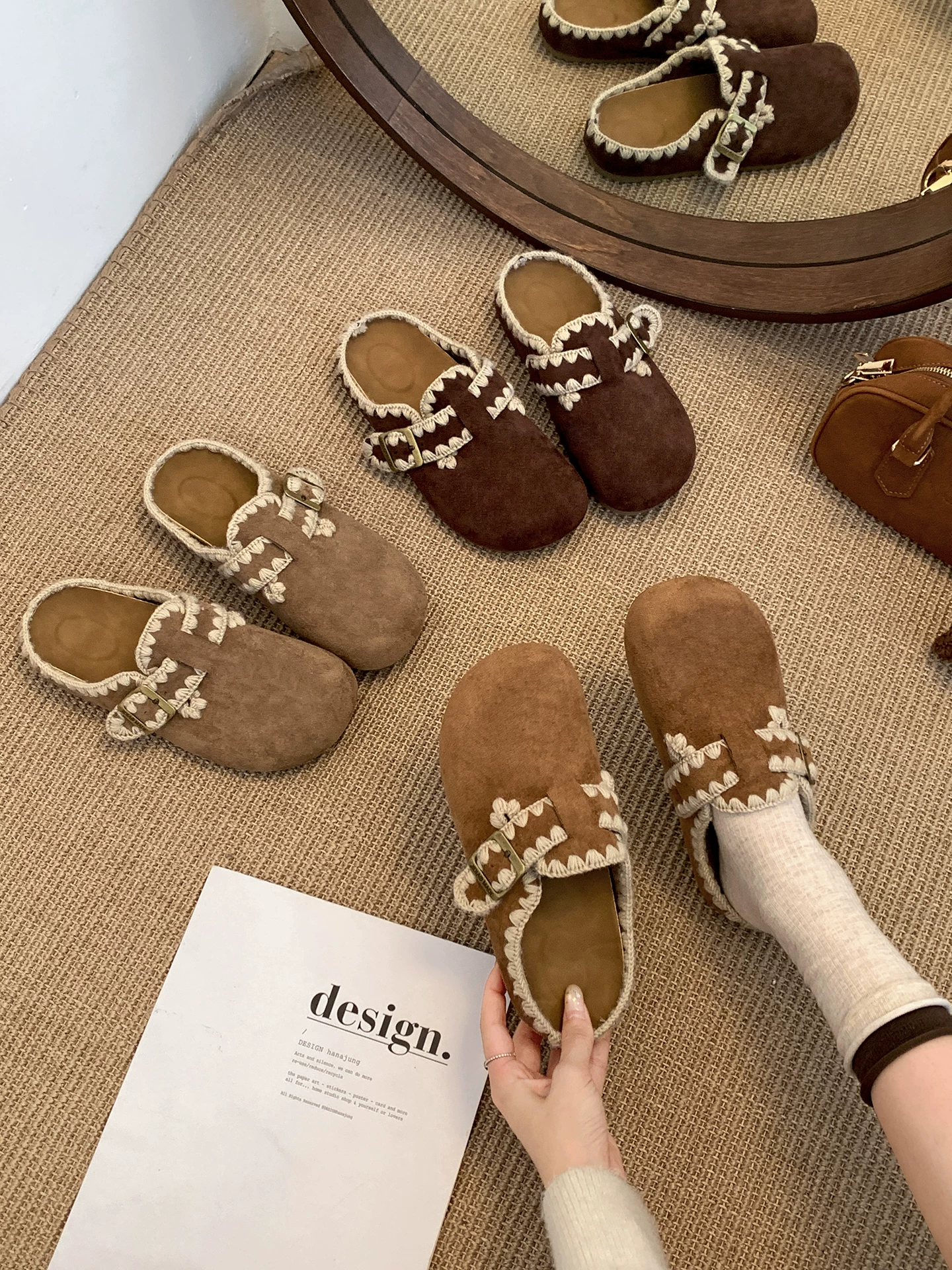 Dép đế dày tăng chiều cao, mũi kín, phổ biến dành cho nữ, thích hợp mang đi ngoài trời, kiểu dáng thu đông 2025 mới, kiểu Birkenstock cổ điển, có lót lông cừu.