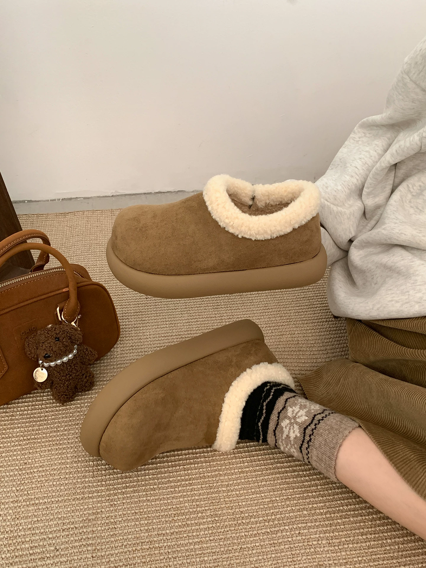 Giày bốt đi tuyết đế dày, lót lông cừu kiểu mới mùa đông 2025 dành cho nữ, ấm áp, đi ngoài trời, tăng chiều cao, chống trơn trượt, kiểu Birkenstock lông xù.