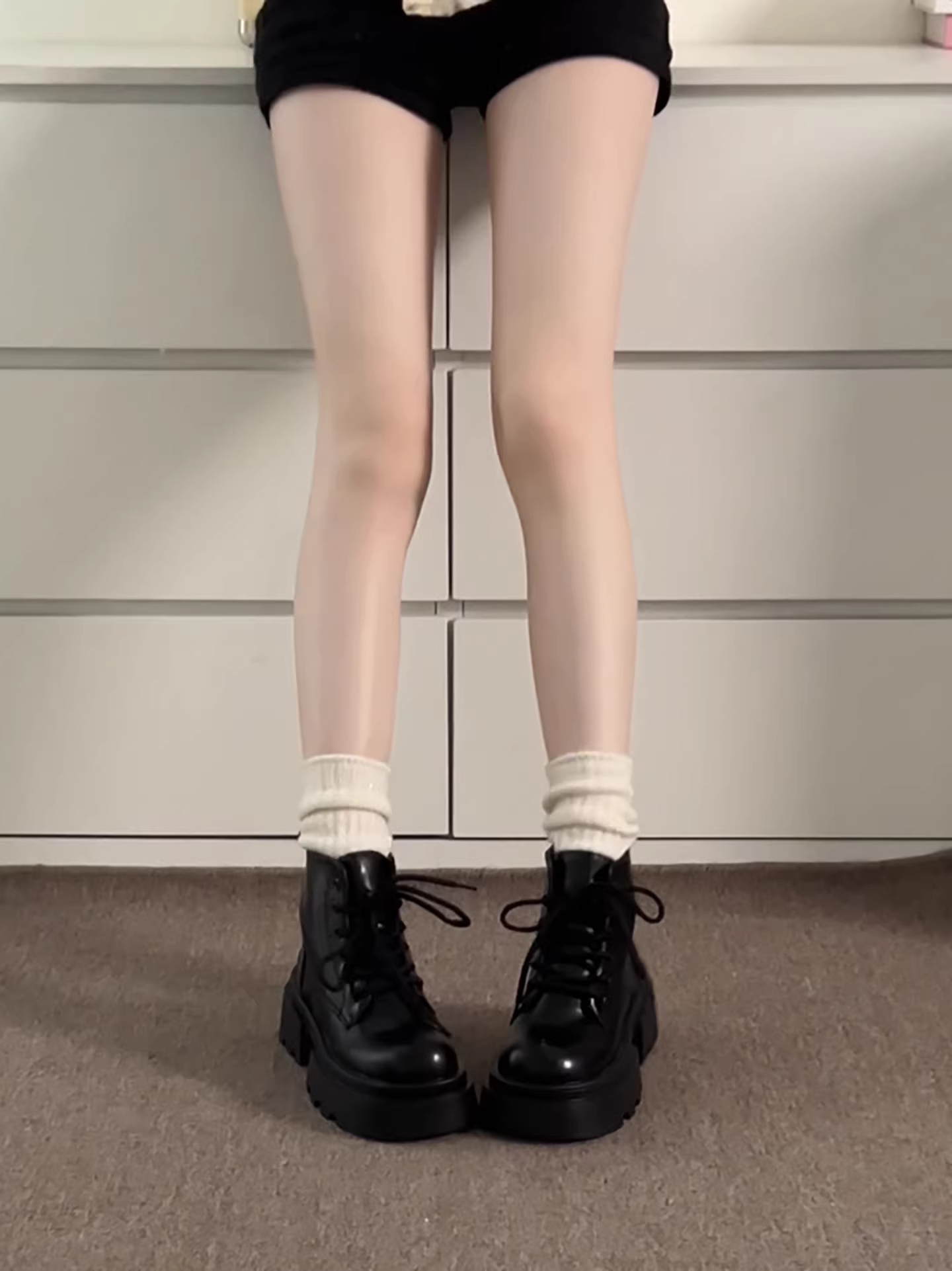 Giày bốt Martin đế dày kiểu Anh cổ điển màu đen dành cho nữ, kiểu dáng phổ biến mùa thu đông 2025, giày bốt ngắn tăng chiều cao dành cho phụ nữ nhỏ nhắn.