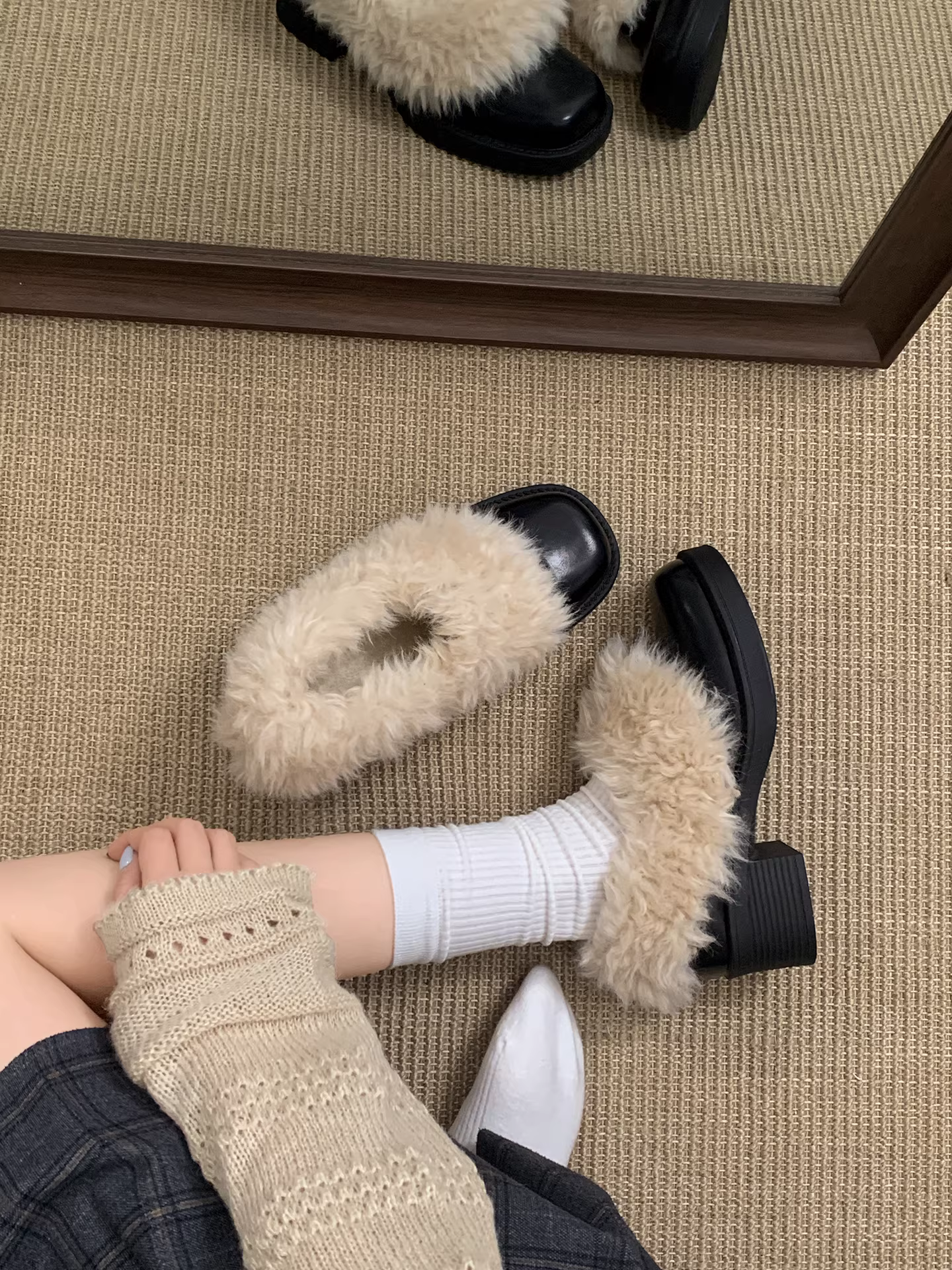 Giày da nữ đế dày kiểu Anh cổ điển màu đen, mùa thu đông 2025, lót lông giữ ấm, tăng chiều cao, gót cao