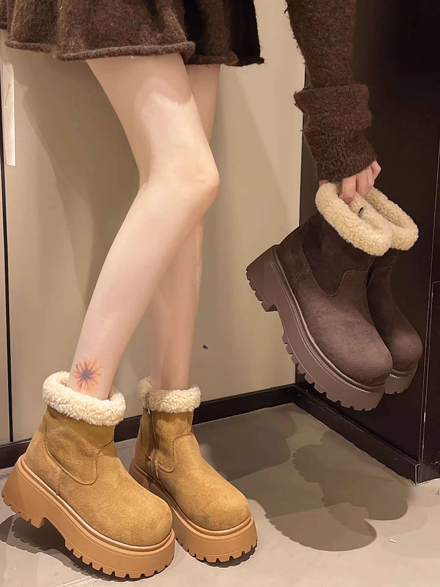 Giày bốt nữ mùa đông 2025 đế dày, lót lông mềm mại, chống trơn trượt, tăng chiều cao, ấm áp, kiểu dáng cổ điển, chất liệu cotton, thích hợp đi ngoài trời.