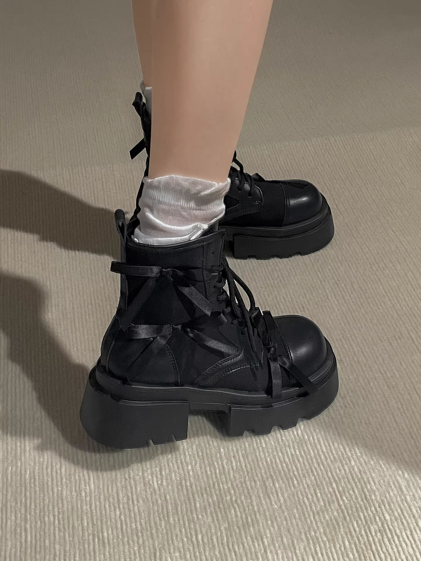 Giày bốt Martin đế dày màu đen cổ điển dành cho nữ, kiểu thu/đông mới 2025, đa năng với chân váy, kiểu Anh.