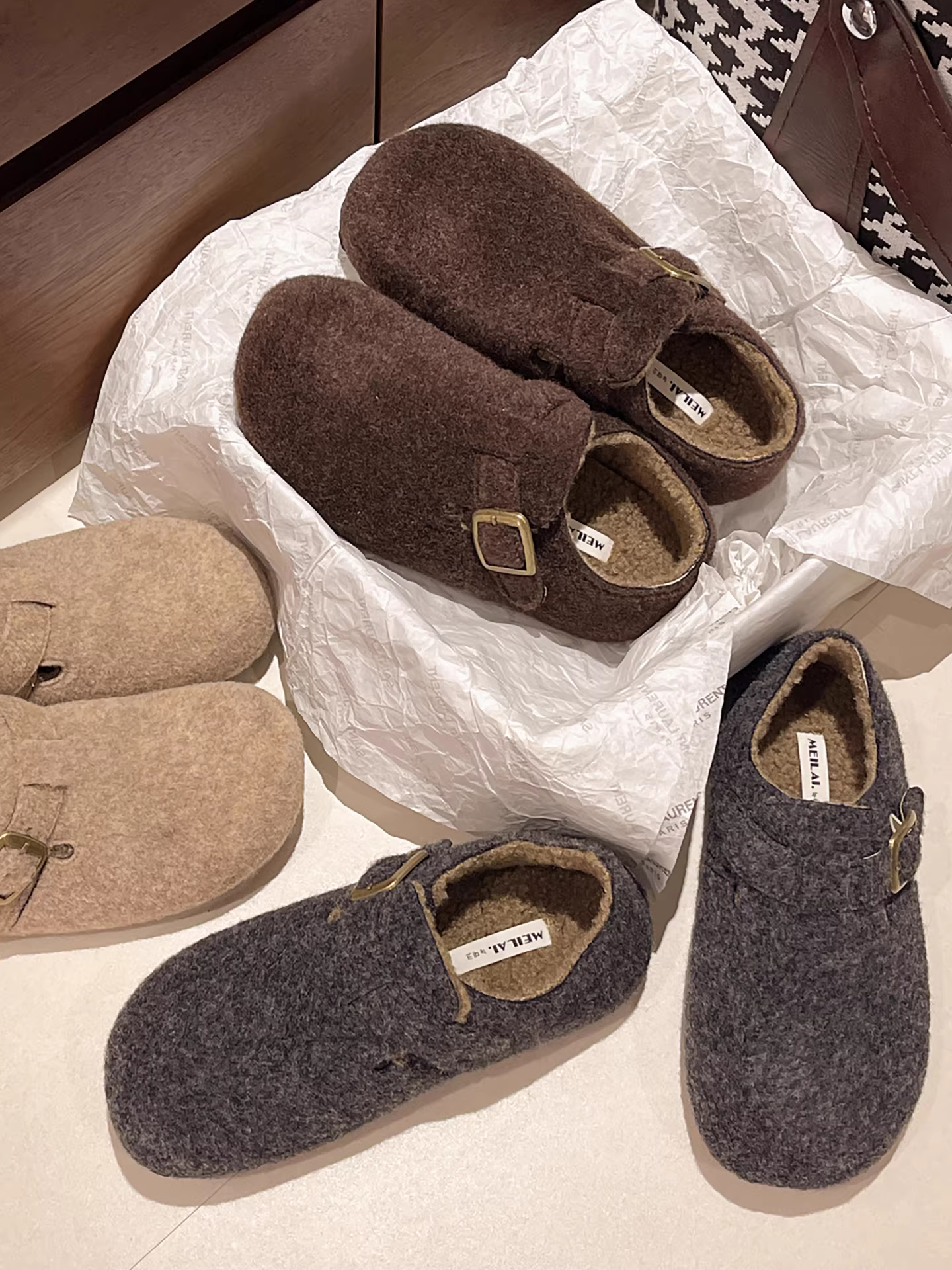 Giày Birkenstock đế dày màu nâu cổ điển, che kín toàn bộ bàn chân dành cho nữ, kiểu thu đông 2025 mới, phối cùng chân váy, giày cotton lót lông cừu.