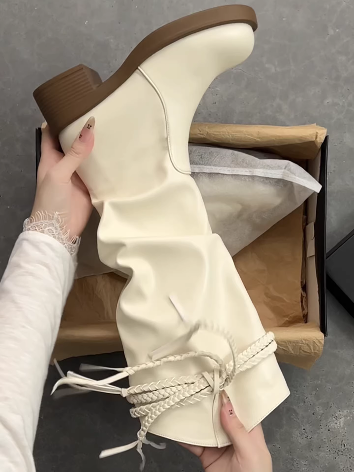 Giày bốt cao gót chunky cổ điển dành cho nữ, bốt dài, kiểu dáng thu đông 2025 mới, bốt cưỡi ngựa tôn dáng cho người nhỏ nhắn.