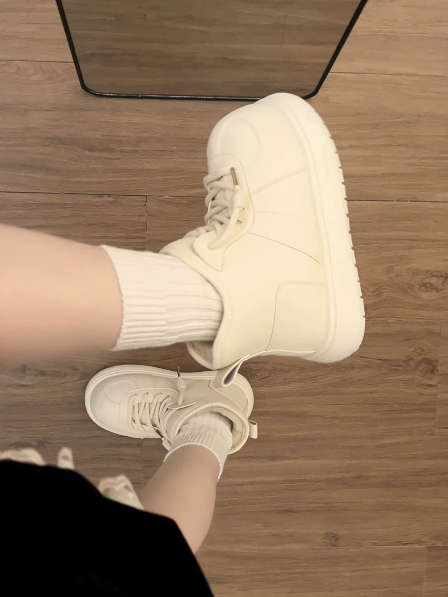 Giày bốt tuyết nữ đế dày lót lông cừu phong cách retro màu trắng Đông Bắc, mẫu mới mùa đông 2025, giữ ấm, tăng chiều cao, dày dặn, đi ngoài trời