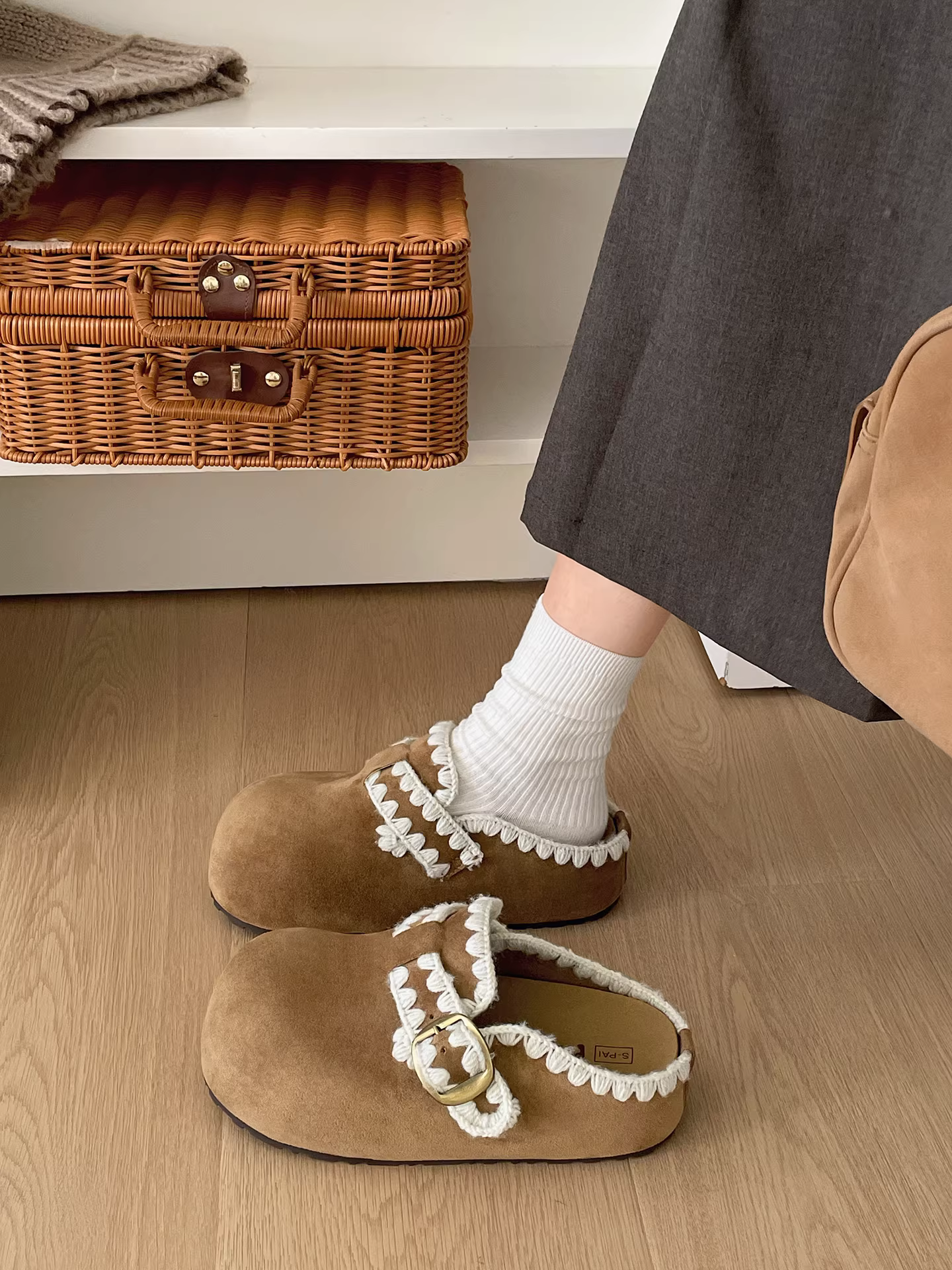 Dép lê đế dày màu nâu cổ điển dành cho nữ, kiểu dáng mùa thu mới 2025, phối chân váy và nhung, kiểu Birkenstock nửa dép.