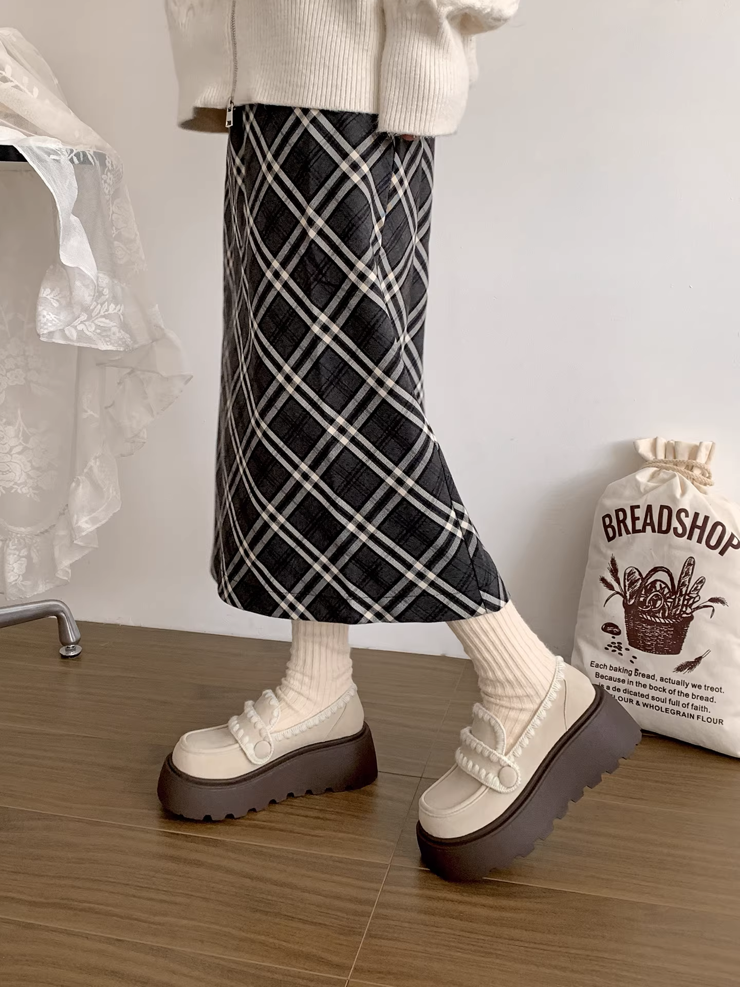 Giày da đế dày kiểu Anh cho nữ 2025, mẫu mới thu đông, đa năng, kiểu retro, lót lông cừu, kiểu lười, giày vải cotton