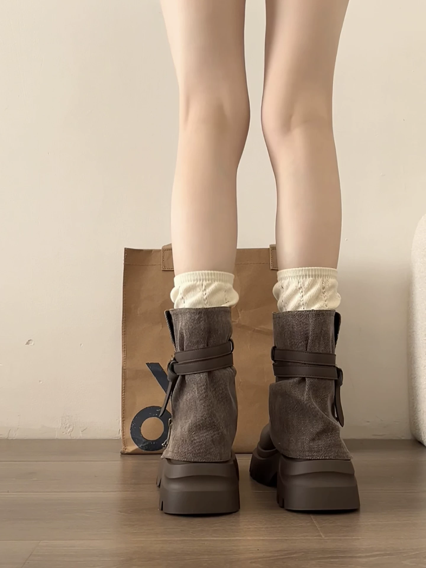 Giày bốt nữ đế dày kiểu Anh cổ điển màu nâu retro, kiểu thu đông 2025, phối chân váy giúp trông thon gọn và cao hơn, kiểu bốt ngắn