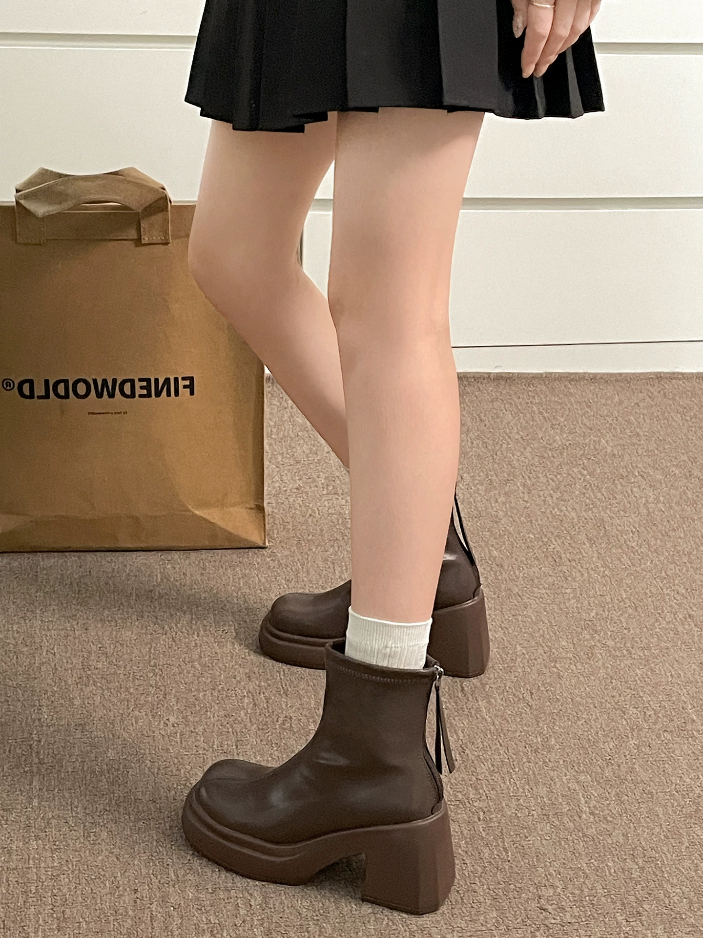 Giày bốt Martin đế dày kiểu Anh màu trắng dành cho nữ, mẫu mới thu đông 2025, tăng chiều cao và làm thon gọn chân, dành cho phụ nữ nhỏ nhắn.