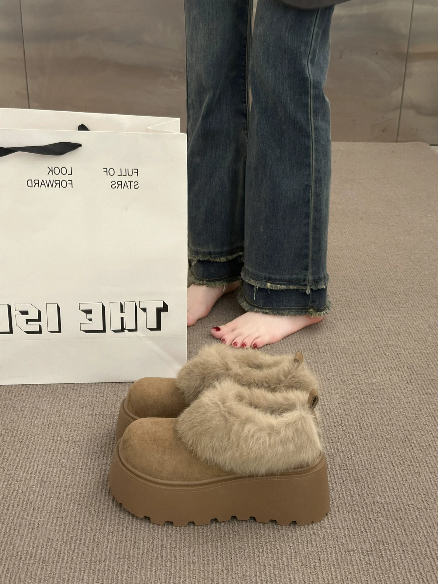 Giày đế xuồng kiểu Pháp cổ điển, lót lông cừu dày dặn dành cho nữ, mẫu mới mùa đông 2025, ấm áp và thích hợp đi ngoài trời, giày Birkenstock lông thú tăng chiều cao.