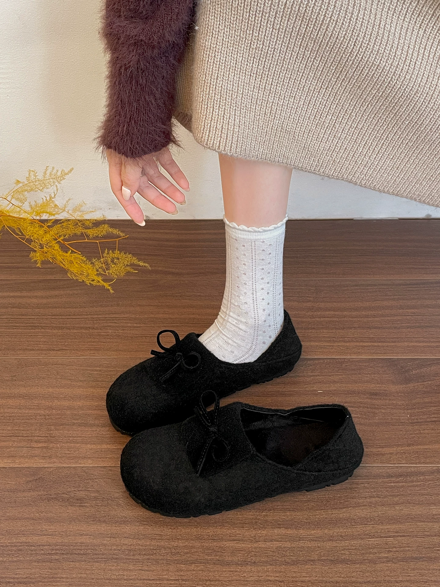 Giày lông dày đế cao màu đỏ cổ điển dành cho nữ, thích hợp đi ngoài trời, giày Birkenstock lông mềm ấm áp mùa thu đông 2025 mới.