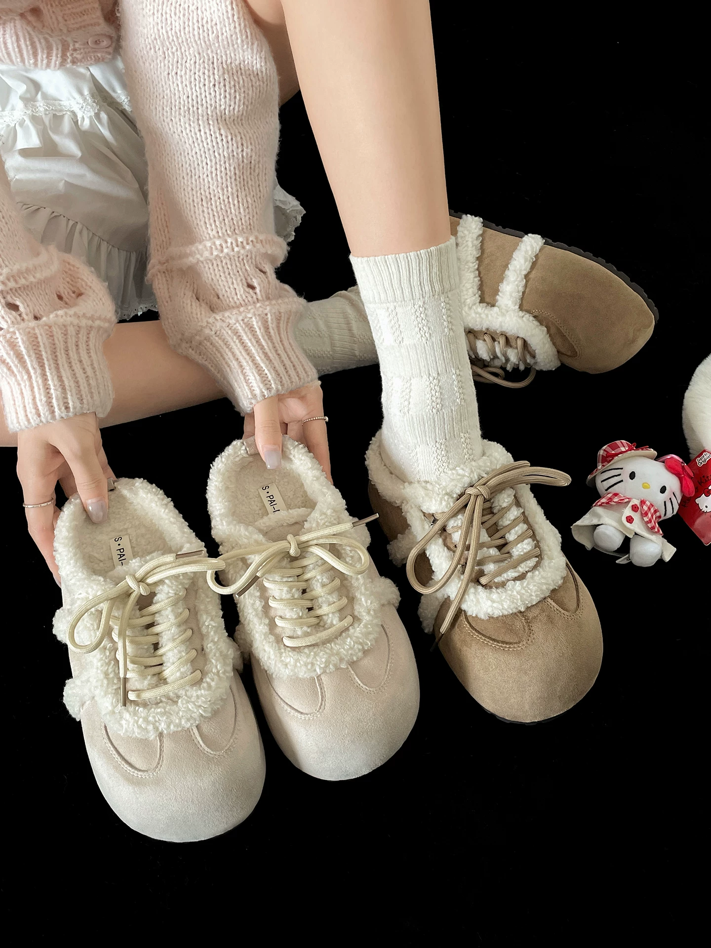 Đôi dép lông mềm kiểu Birkenstock đế dày, kiểu retro, màu trắng dành cho nữ, mẫu mới thu đông 2025, chất liệu bông mềm mại, mũi kín.