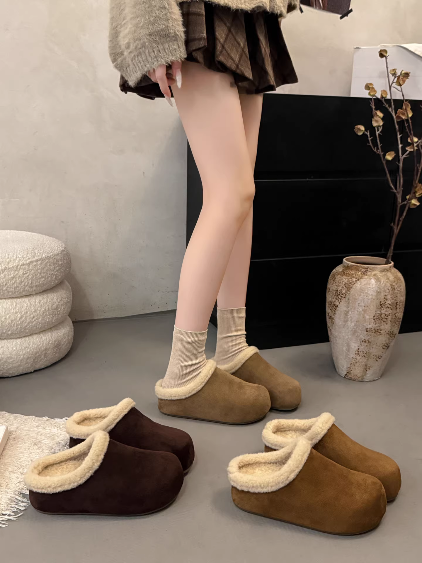 Giày dép lông cừu dày màu nâu kiểu retro đế xuồng dành cho nữ, thích hợp đi ngoài trời, dép bông kiểu Birkenstock giữ ấm mùa đông mới năm 2025.