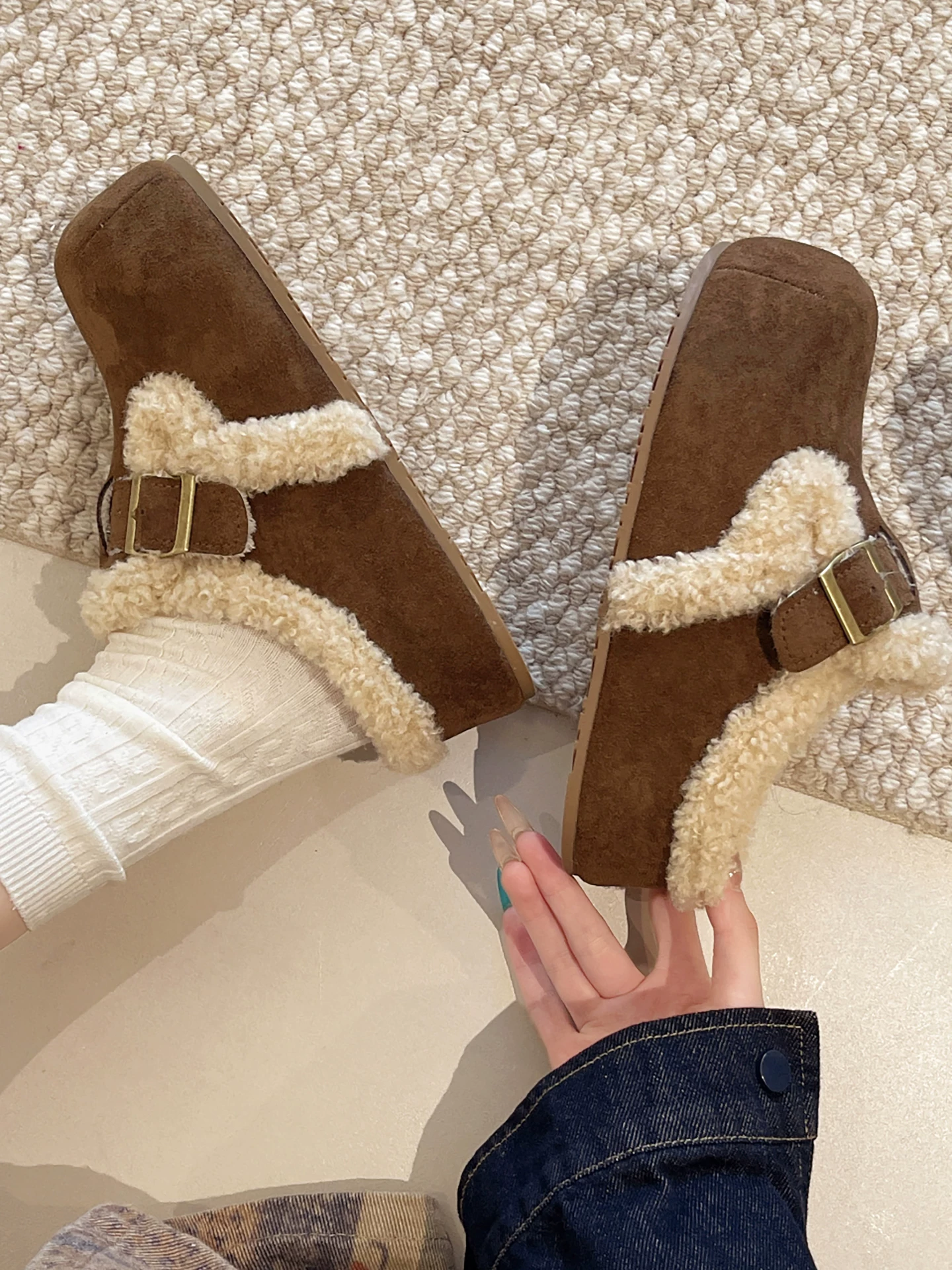 Giày Birkenstock đế dày cổ điển dành cho nữ, giày cotton mới mùa đông 2025, lót lông cừu và dày dặn, kiểu nửa dép có lớp lông mềm mại ở mũi giày