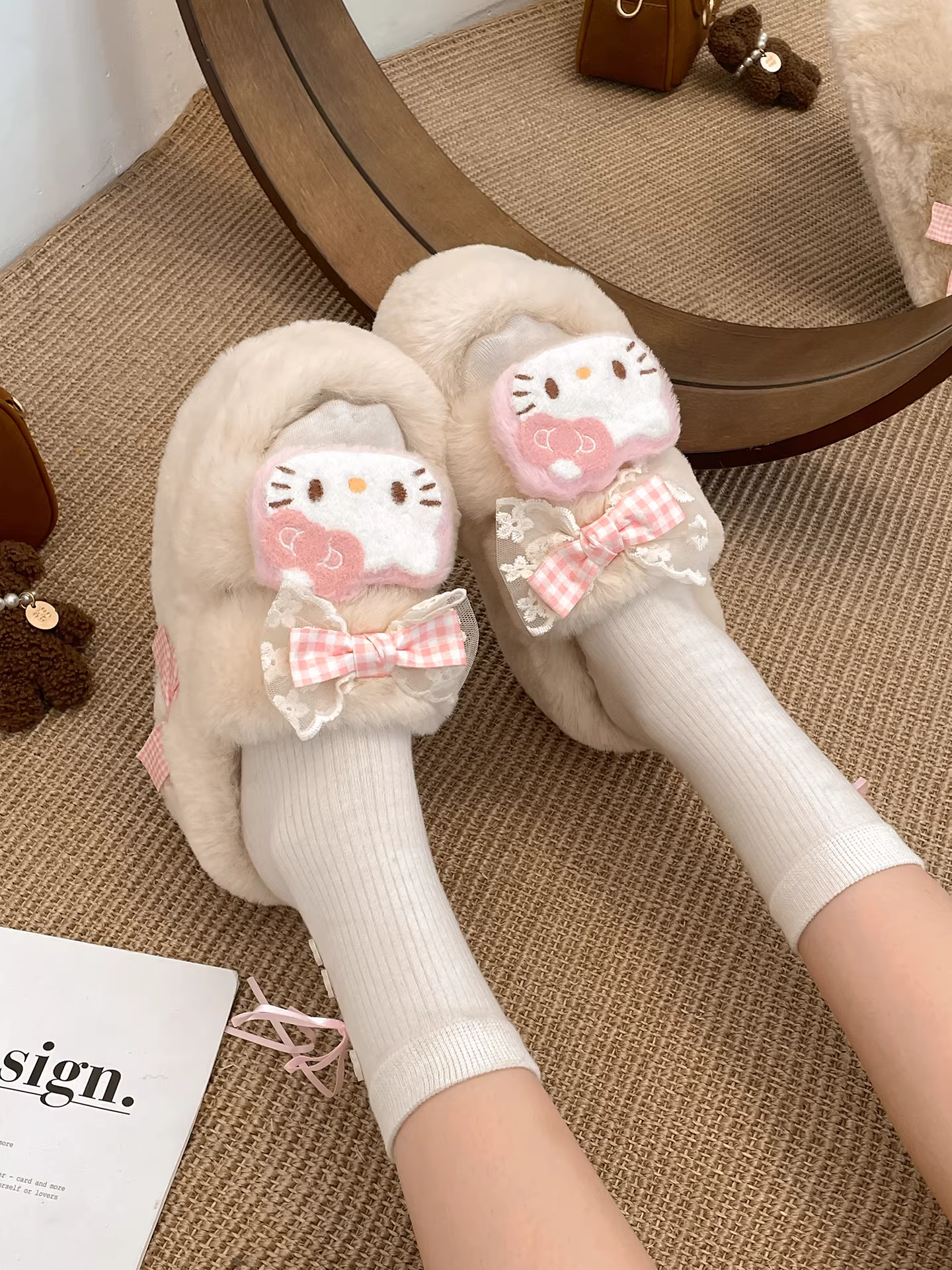 Đôi dép lông dày đế cao cấp màu trắng phổ biến dành cho nữ, thích hợp mang đi ngoài trời, kiểu dáng thu đông 2025 mới, dép bông dễ thương phối cùng váy.