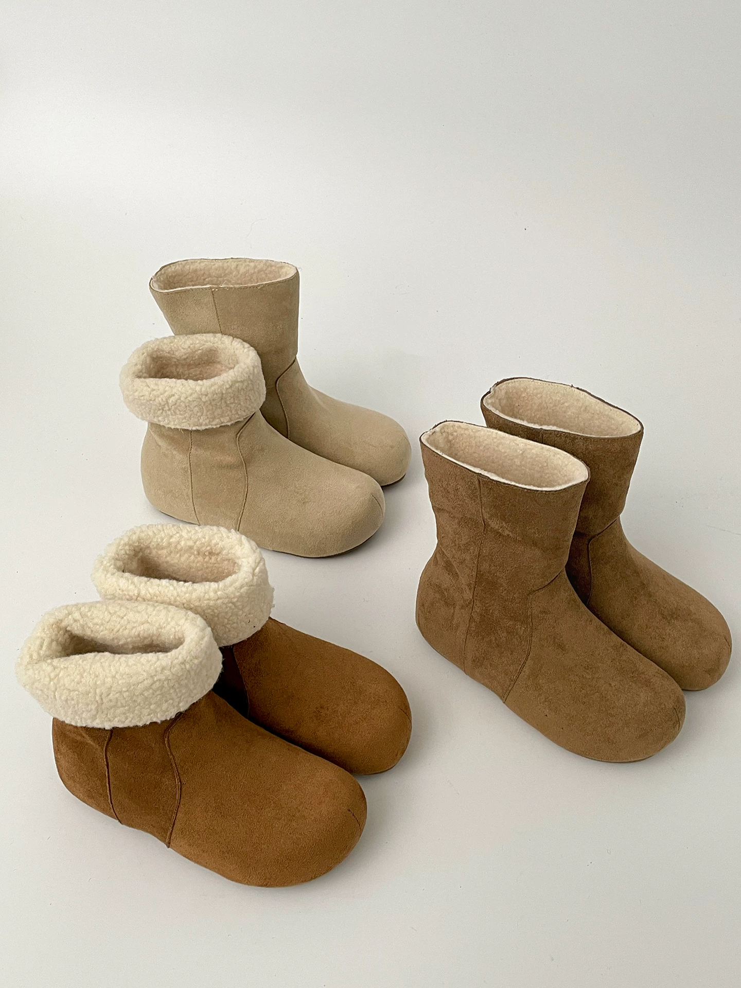 Giày bốt đi tuyết đế dày cỡ nhỏ màu nâu cổ điển dành cho nữ, giày cotton chống trượt lót lông cừu mùa đông mới năm 2025.