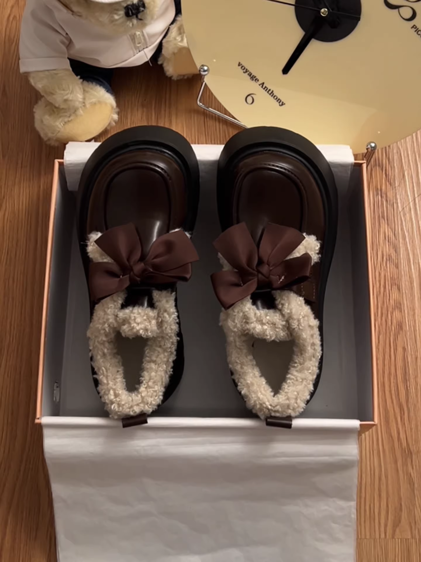 Giày bông tuyết đế dày phong cách Anh cổ điển màu nâu dành cho nữ, kiểu mới mùa đông 2025, tăng chiều cao, ấm áp, lót lông cừu.