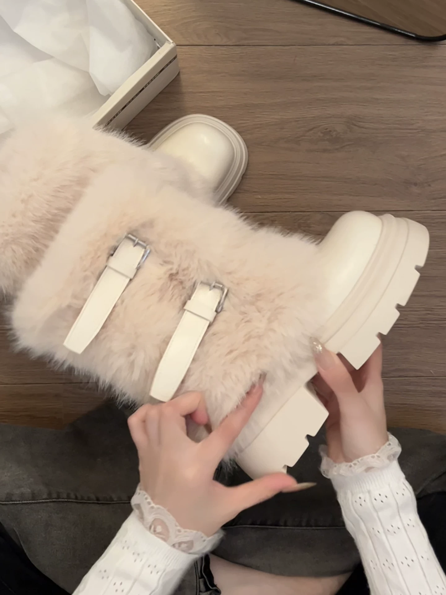 Giày bốt tuyết đế xuồng trắng cổ điển, lót lông cừu dày dặn dành cho nữ, mẫu mới mùa đông 2025, giữ ấm khi đi ngoài trời ở vùng Đông Bắc.