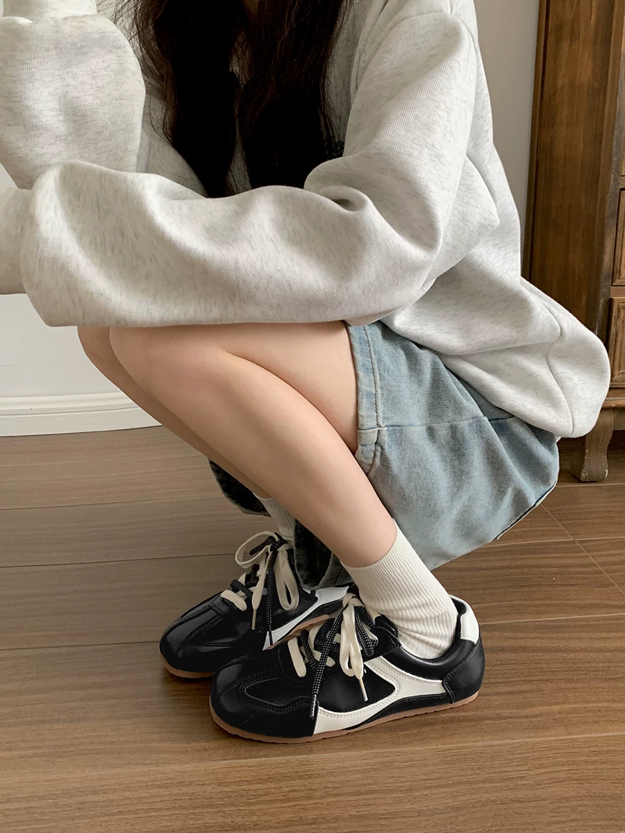 Giày thể thao nữ đế bằng kiểu retro màu bạc, mẫu mới thu đông 2025, đa năng, kiểu dáng thấp cổ, phong cách Mỹ, giày thường ngày