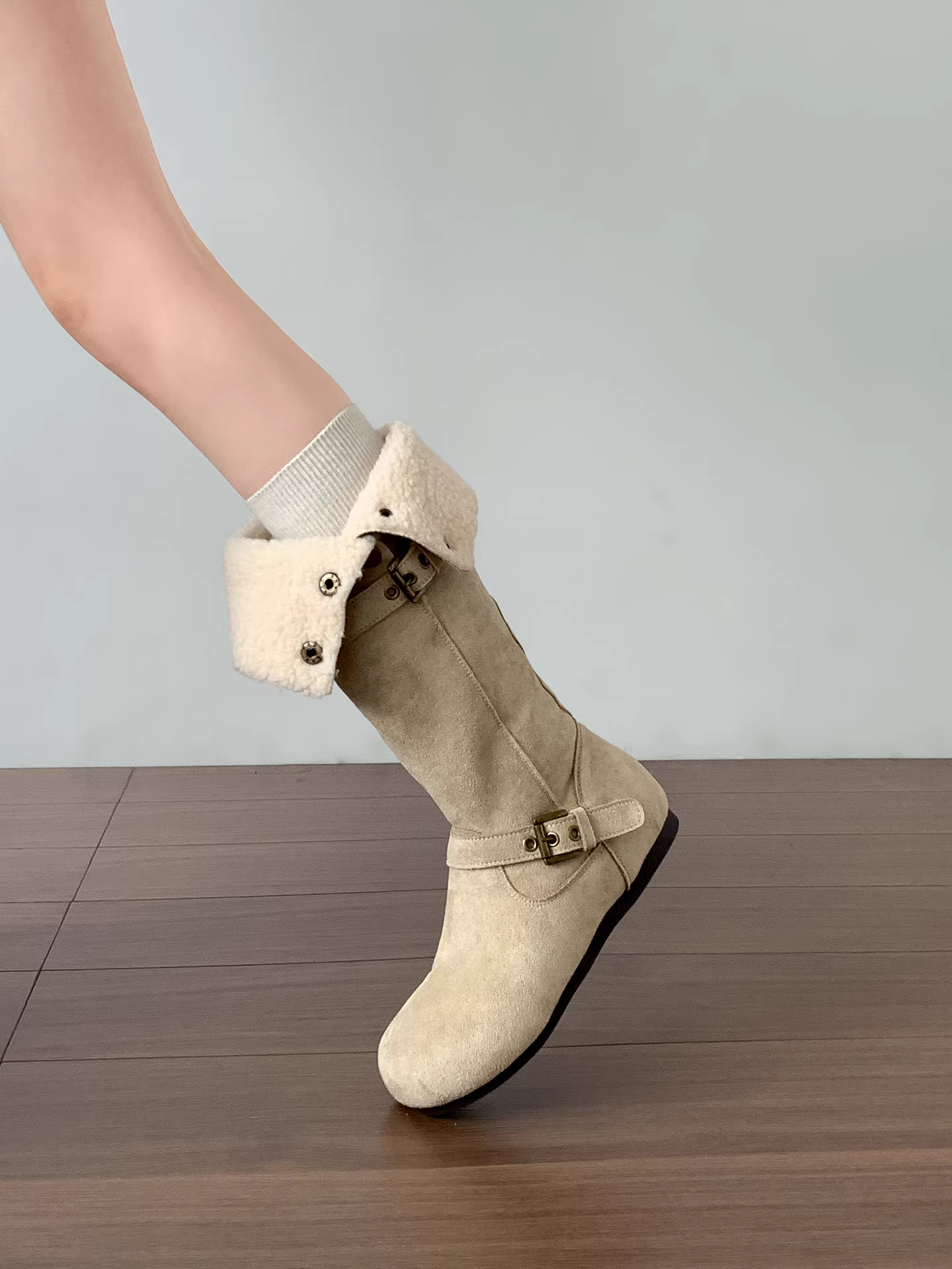 Giày bốt nữ đế dày màu nâu cổ điển, kiểu dáng dài, mùa thu đông 2025 mới, ấm áp và thon gọn, kiểu Birkenstock, lót lông cừu, đi được khi trời tuyết.