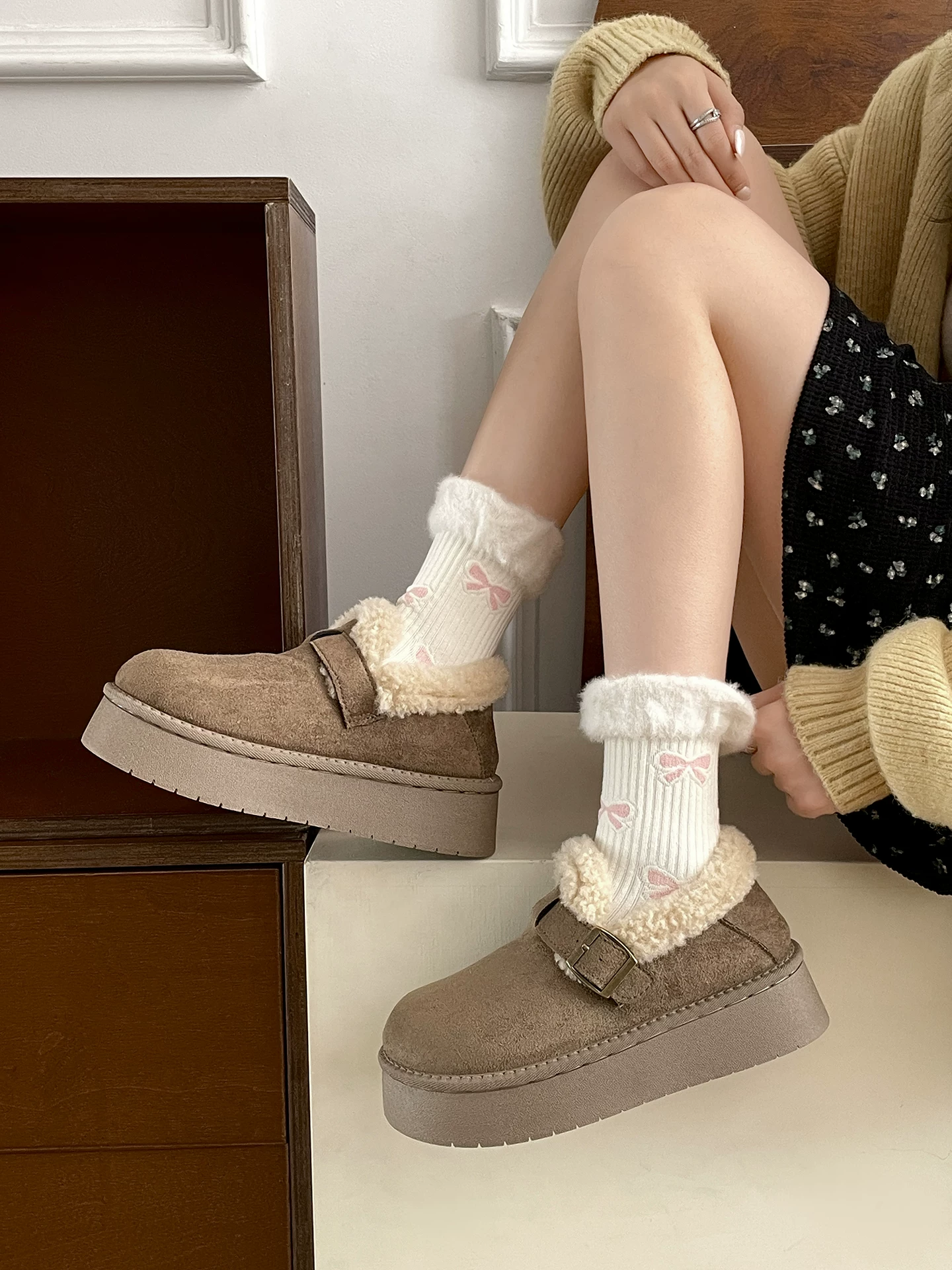 Giày nữ kiểu Birkenstock đế dày lót lông cừu màu nâu, giày mùa đông mới năm 2025 chống trơn, tăng chiều cao, dày dặn, ấm áp, chất liệu cotton.