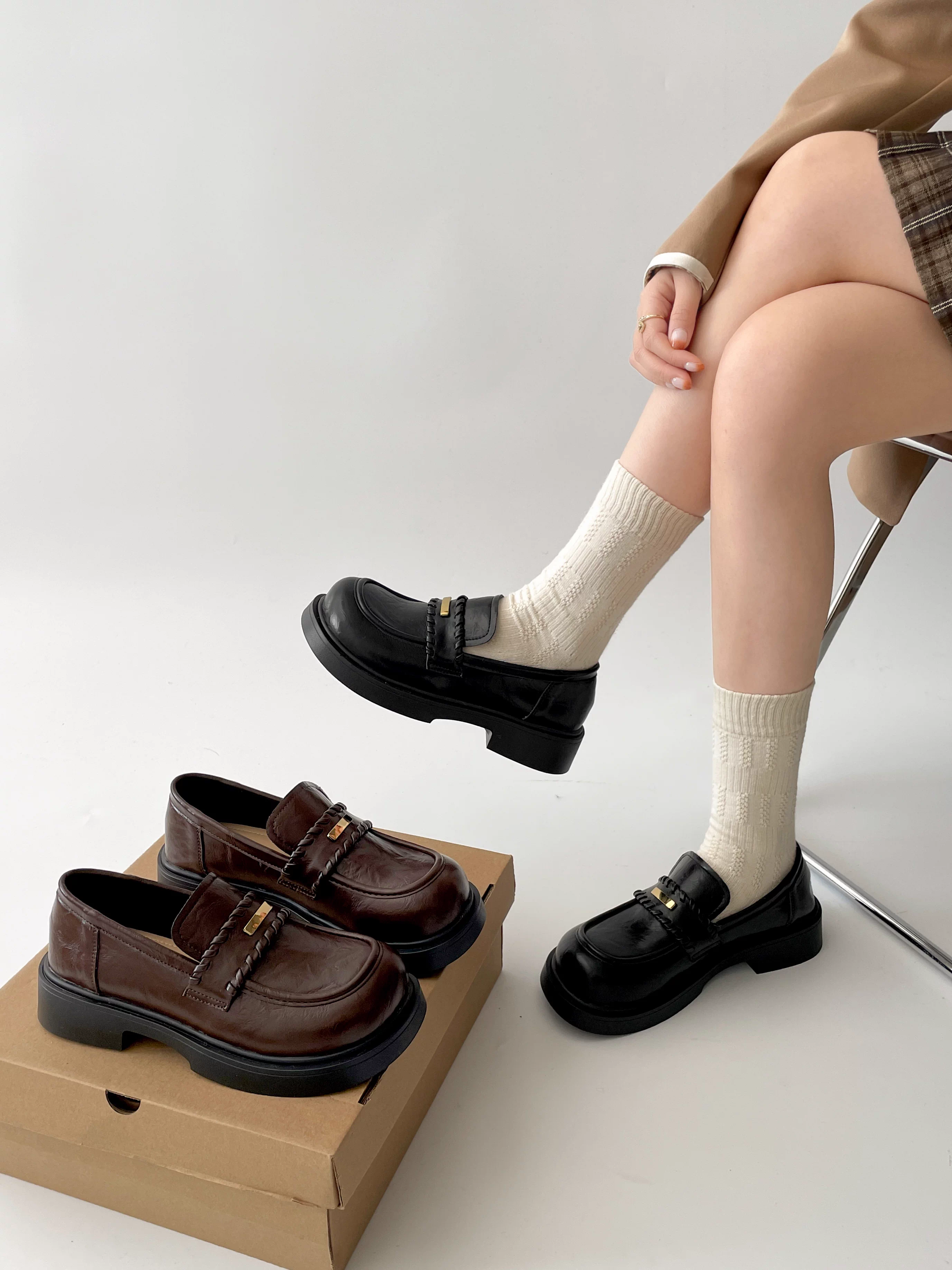 Giày da đế dày kiểu Anh cổ điển màu đen dành cho nữ, mẫu mới thu đông 2025, đa năng, phối chân váy tăng chiều cao, kiểu lười.