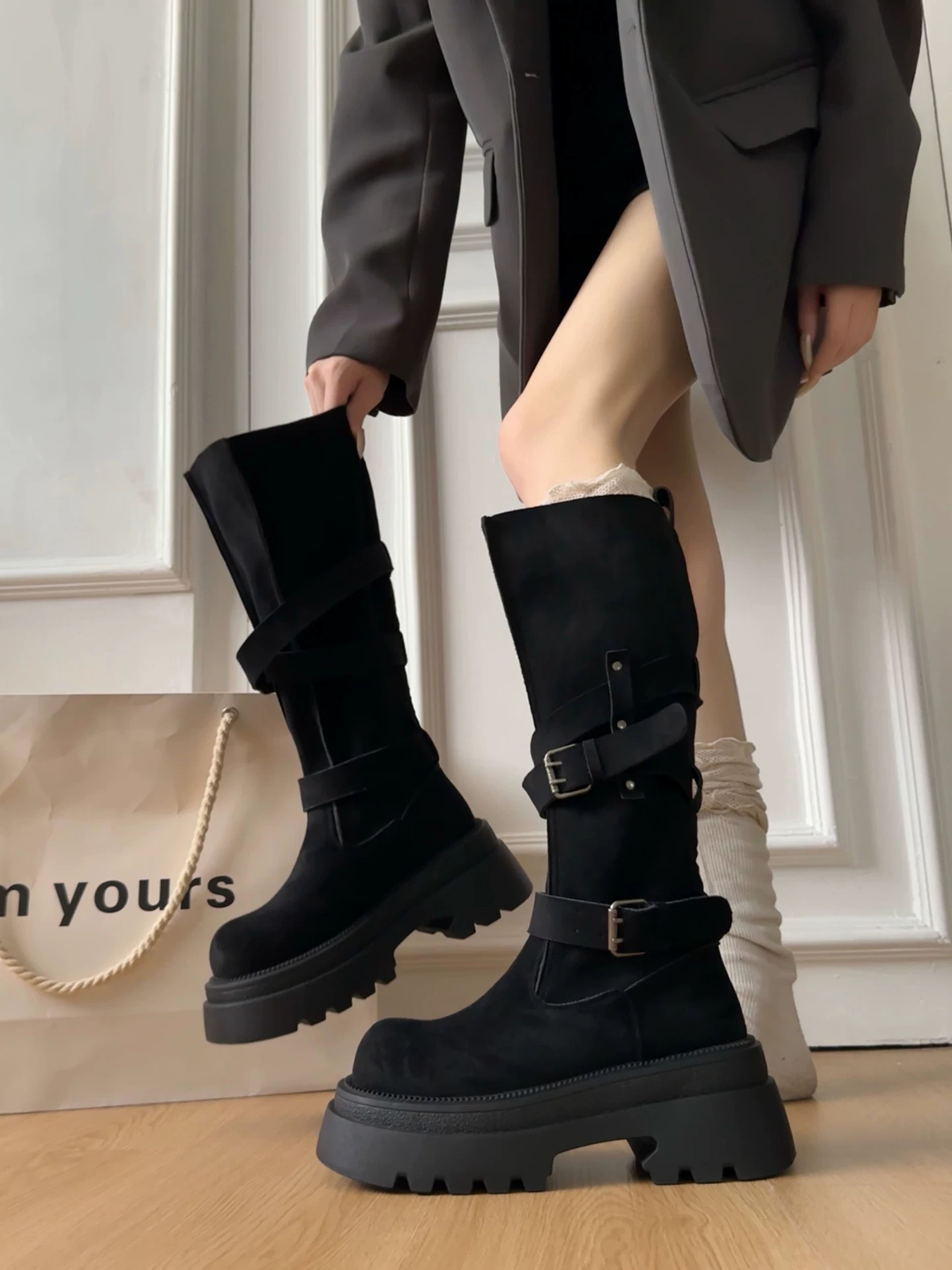 Giày bốt đế xuồng cao cổ màu kaki cổ điển dành cho nữ, kiểu dáng mới mùa thu đông 2025, tăng chiều cao, tôn dáng, kiểu Melard.