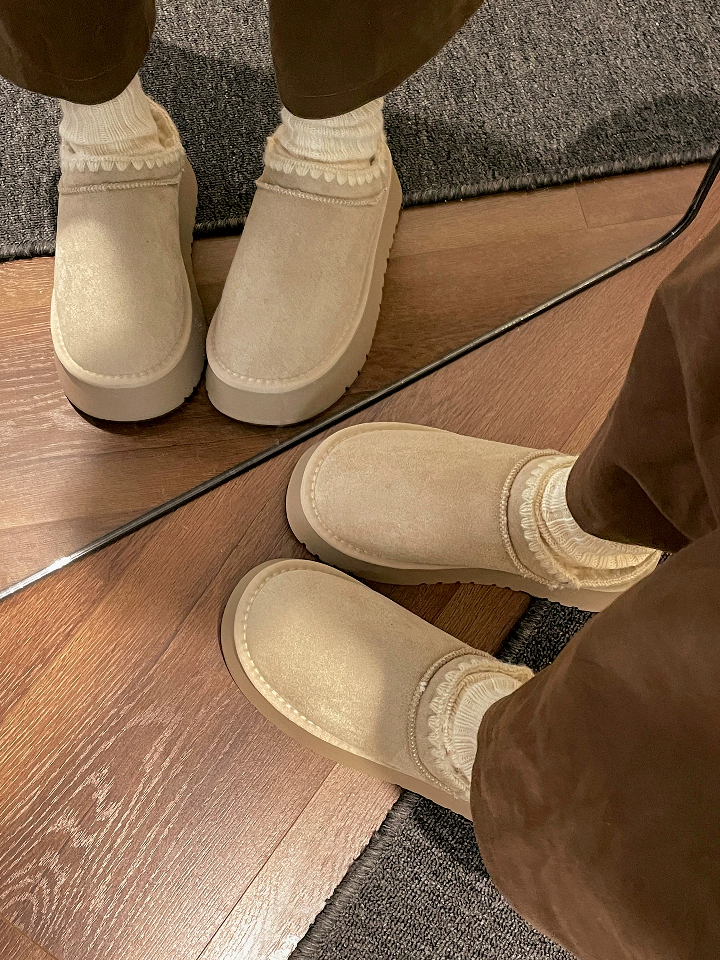 Giày dép bông đi tuyết lót lông cừu, đế dày, chống trơn trượt dành cho nữ, mặc ngoài trời mùa đông, kiểu mới 2025, tăng chiều cao, kiểu retro nửa dép Birkenstock.