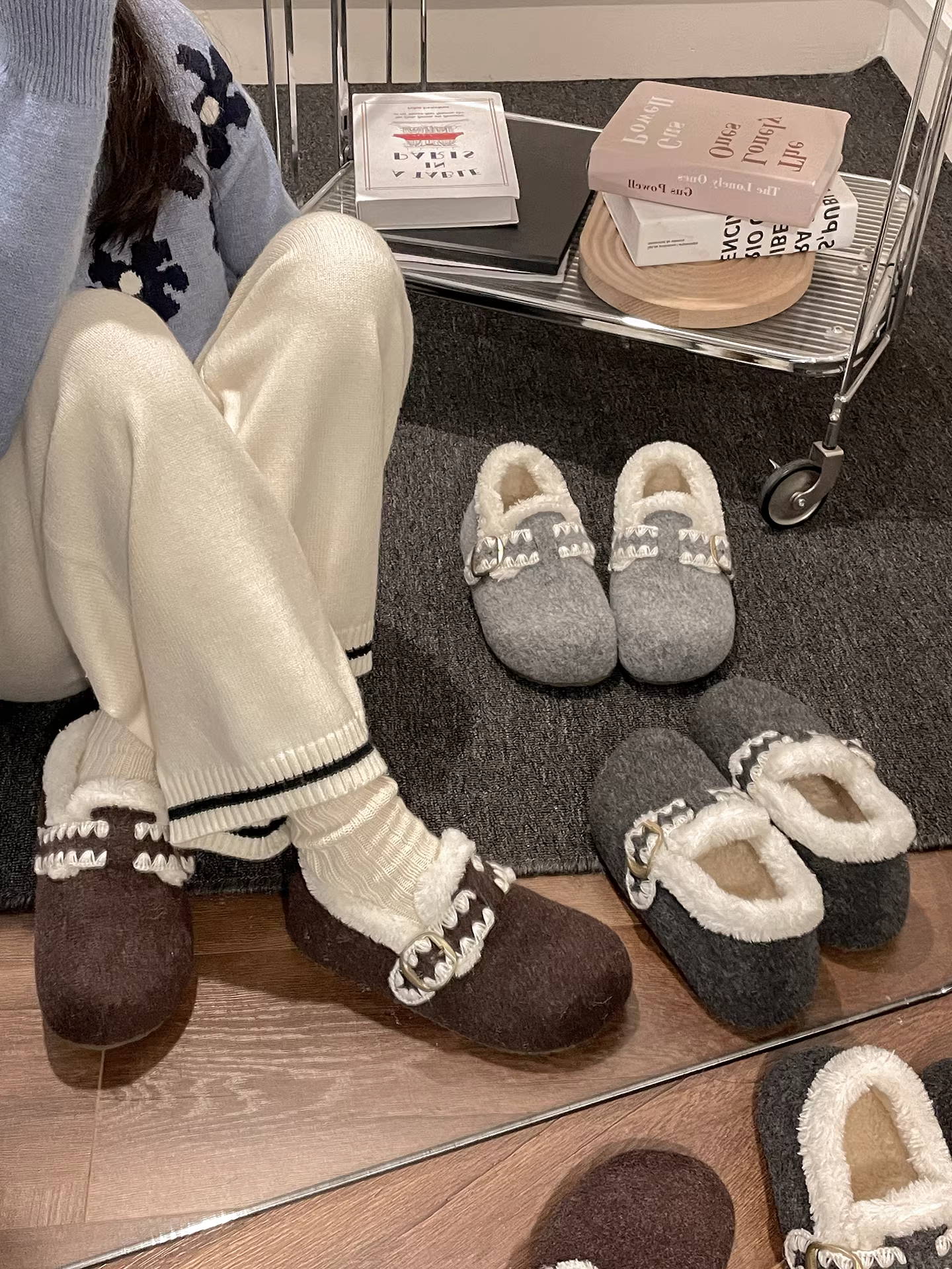 Giày bông giữ ấm đế dày phong cách retro màu xám dành cho nữ, mùa đông 2025, kiểu Birkenstock mới, lót lông dày dặn.