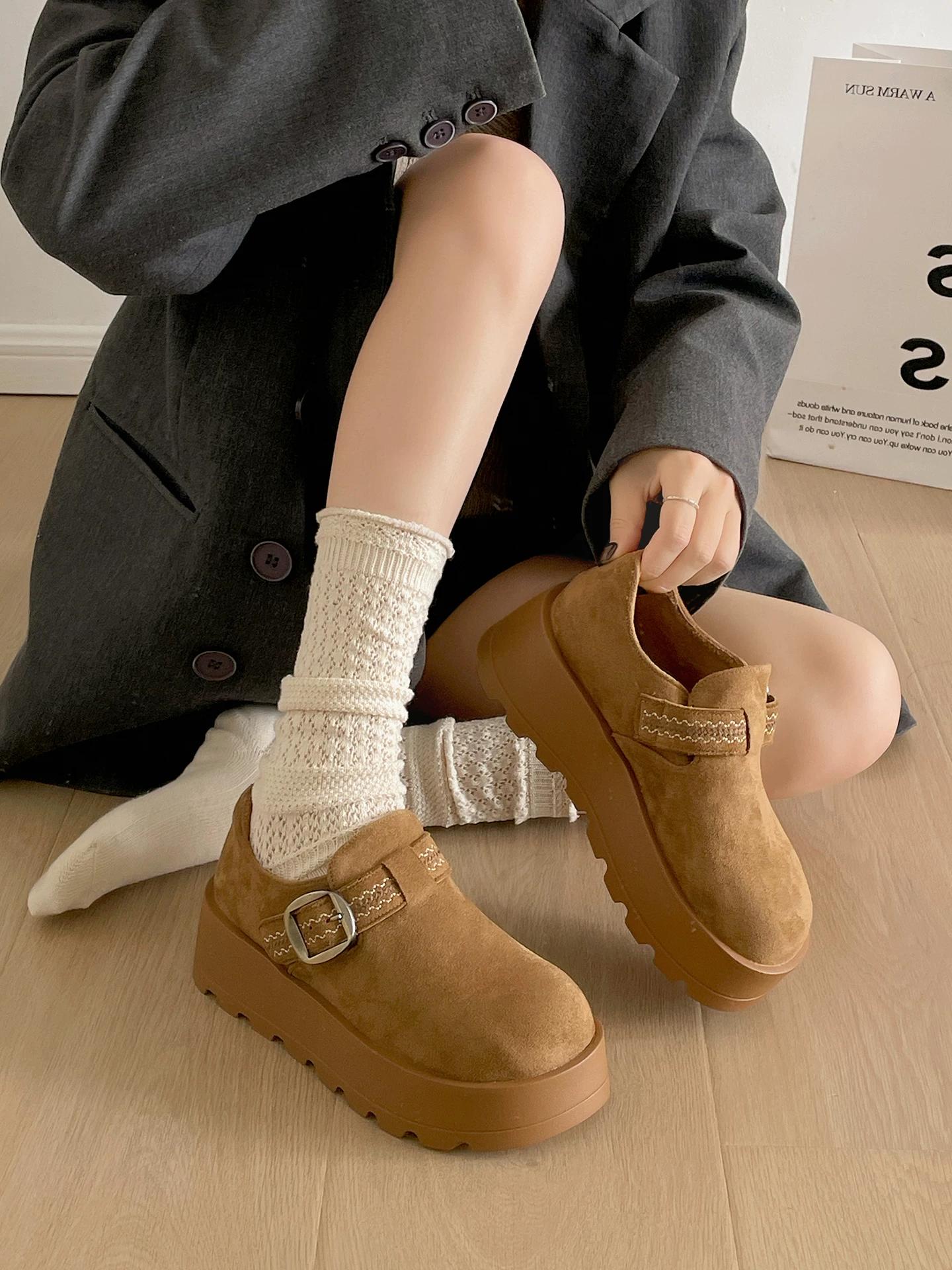 Giày nữ kiểu Birkenstock lót lông mềm mại màu nâu cổ điển, mẫu mới thu đông 2025, giữ ấm, chống trơn, chất liệu cotton, thích hợp đi ngoài trời.