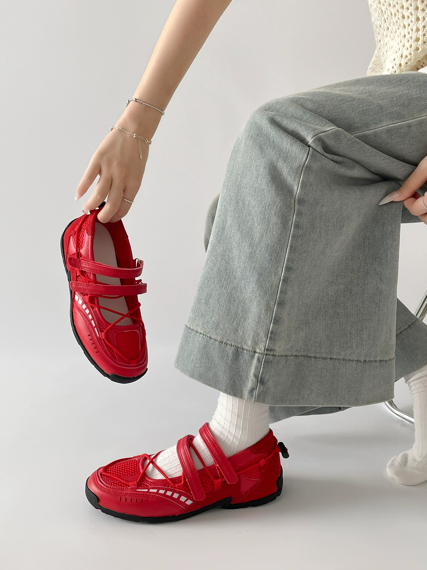 Giày thể thao Mary Jane đế bằng màu bạc cổ điển dành cho nữ, kiểu mới mùa thu 2025, đa năng phối với chân váy, giày tập luyện kiểu Đức.