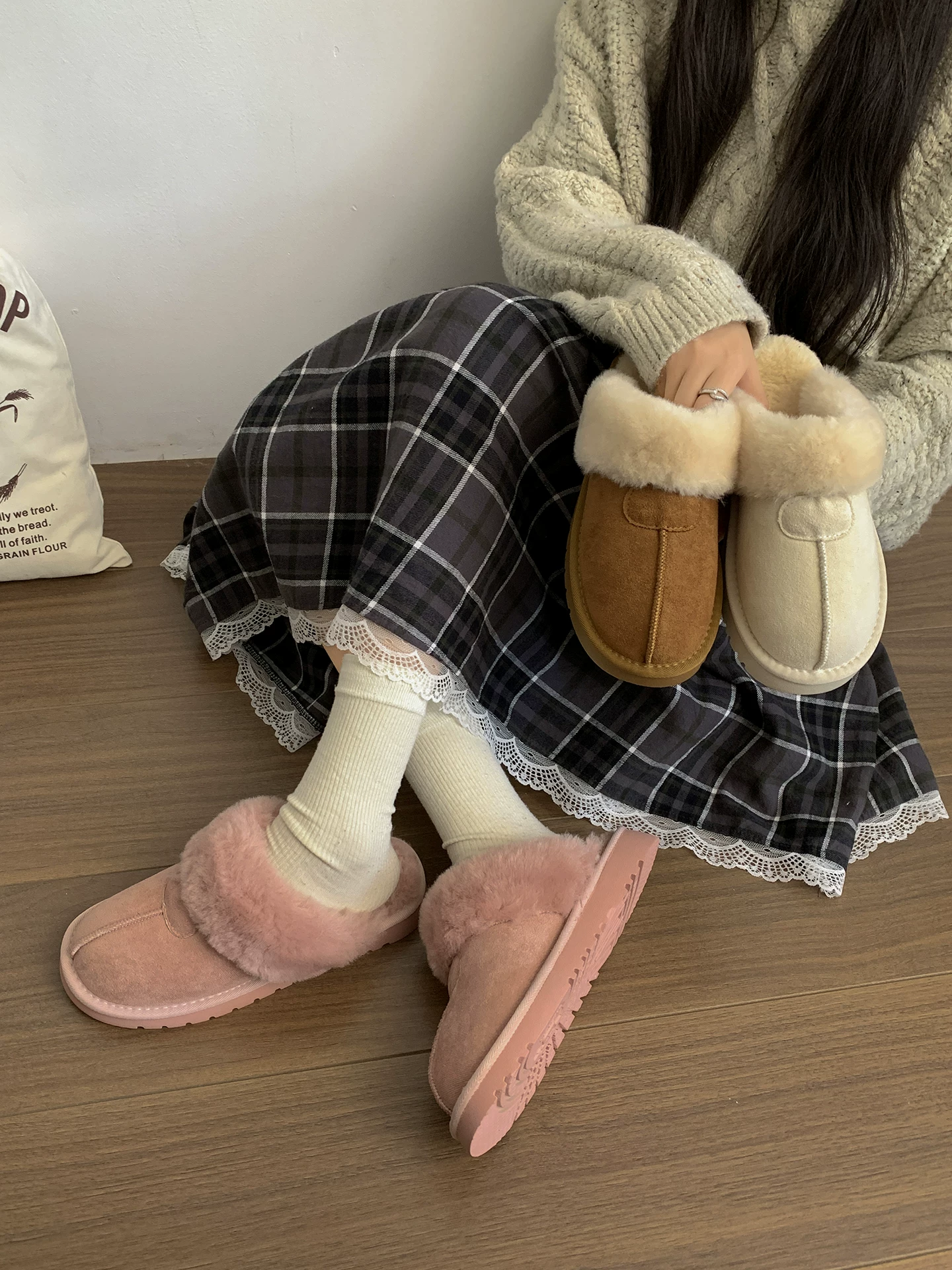 Dép lông dày đế dày chống trơn kiểu cổ điển Nanzai dành cho nữ, dùng ngoài trời mùa đông, dép bông ấm áp mới năm 2025.