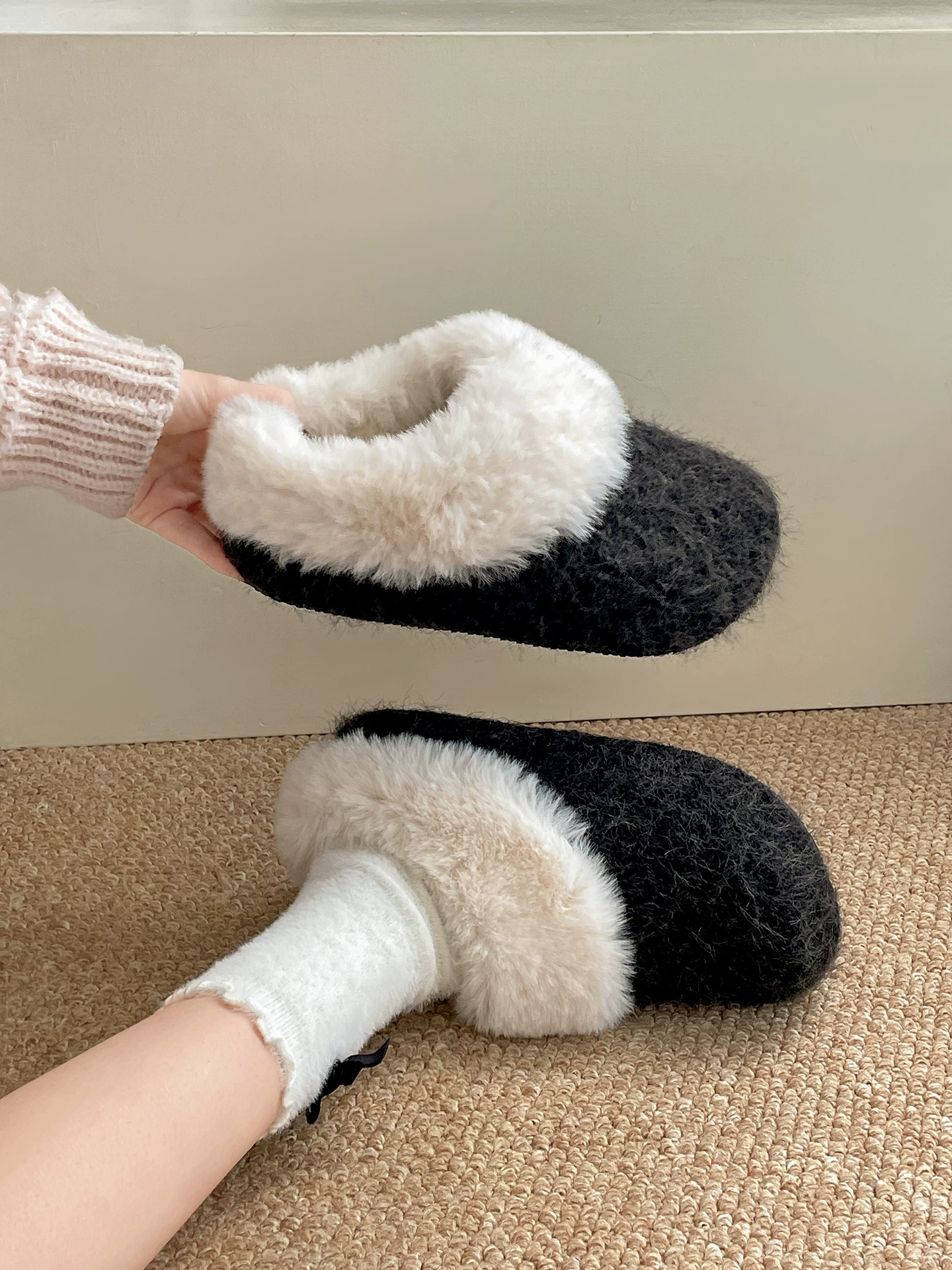 Dép lông dày đế dày chống trơn kiểu retro đen dành cho nữ, mặc ngoài trời mùa đông, kiểu mới 2025, lót lông cừu, tăng chiều cao, dép bông ấm áp kiểu Birkenstock.