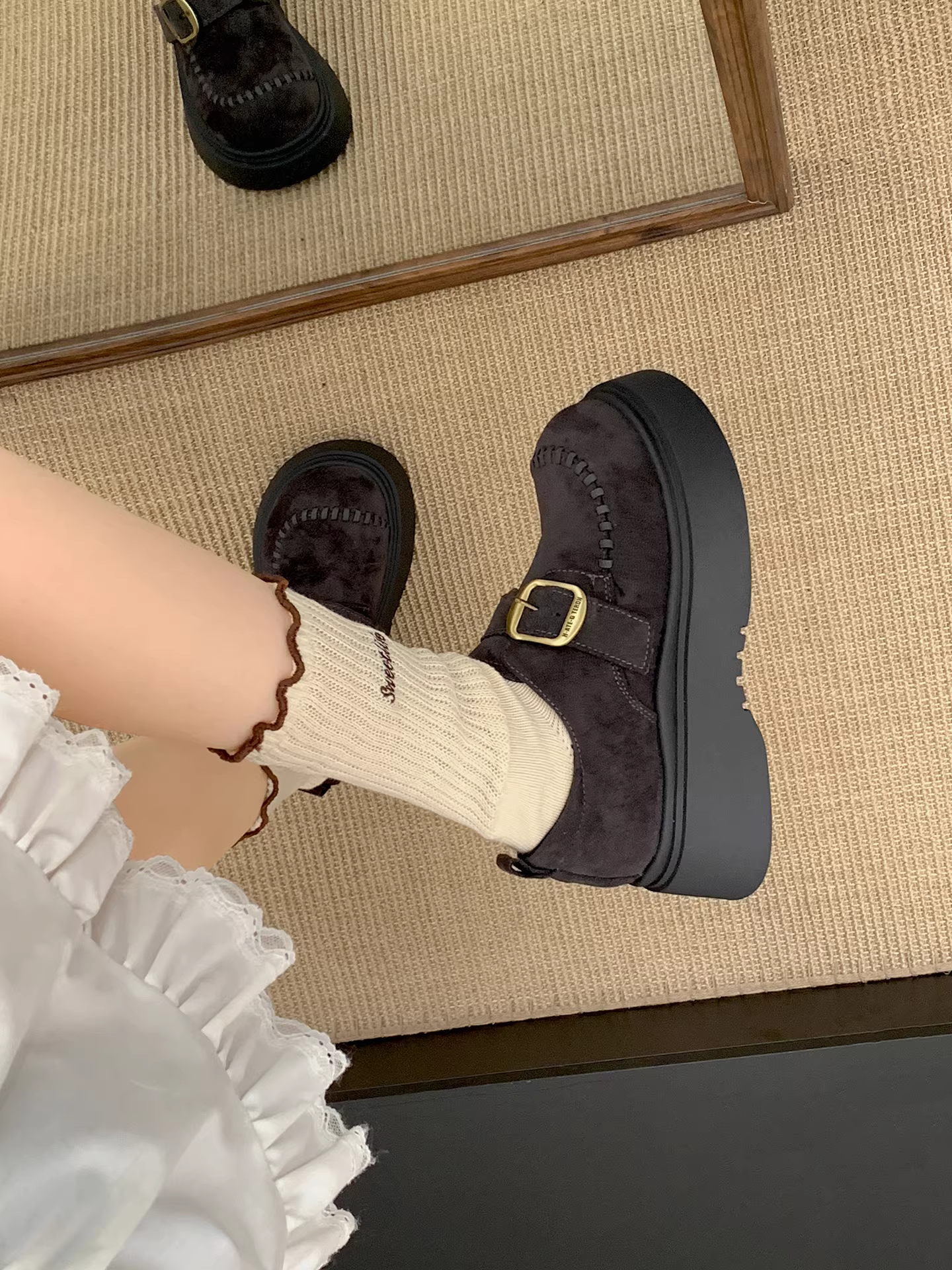 Giày Birkenstock đế dày cổ điển màu nâu, kiểu dáng ôm chân dành cho nữ, phong cách thu mới 2025, phối cùng chân váy, giày lười.