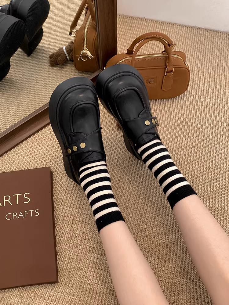 Giày da đế dày kiểu Anh đen dành cho nữ, giày lười Pháp tăng chiều cao đa năng mùa thu mới 2025.