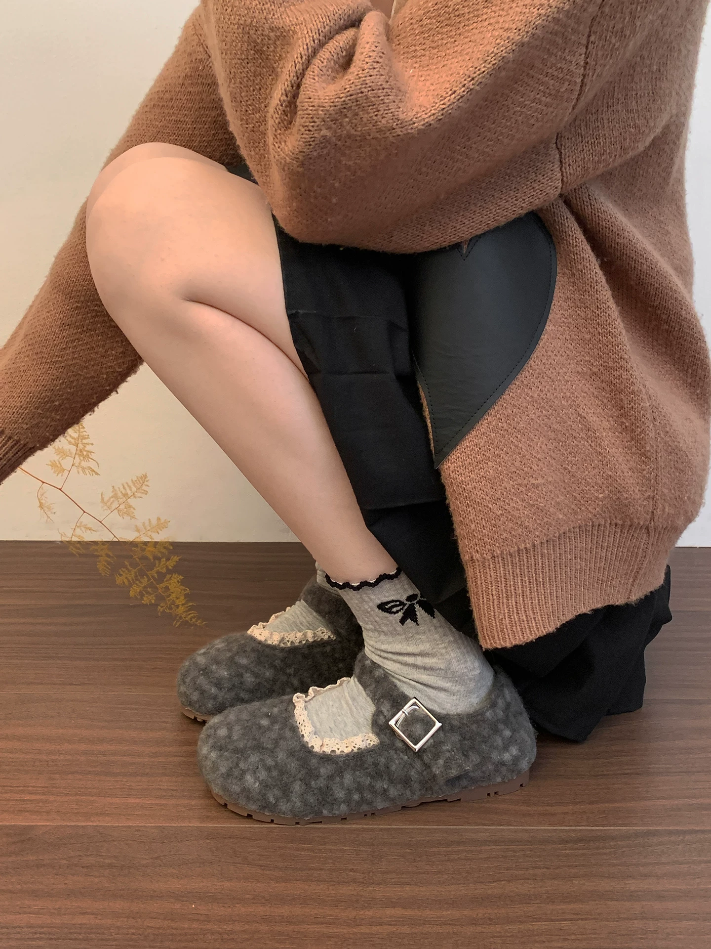 Giày bệt lông mềm màu xám cổ điển mũi tròn dành cho nữ, mẫu mới thu đông 2025, đa năng, phối chân váy, lót lông cừu, kiểu Mary Jane