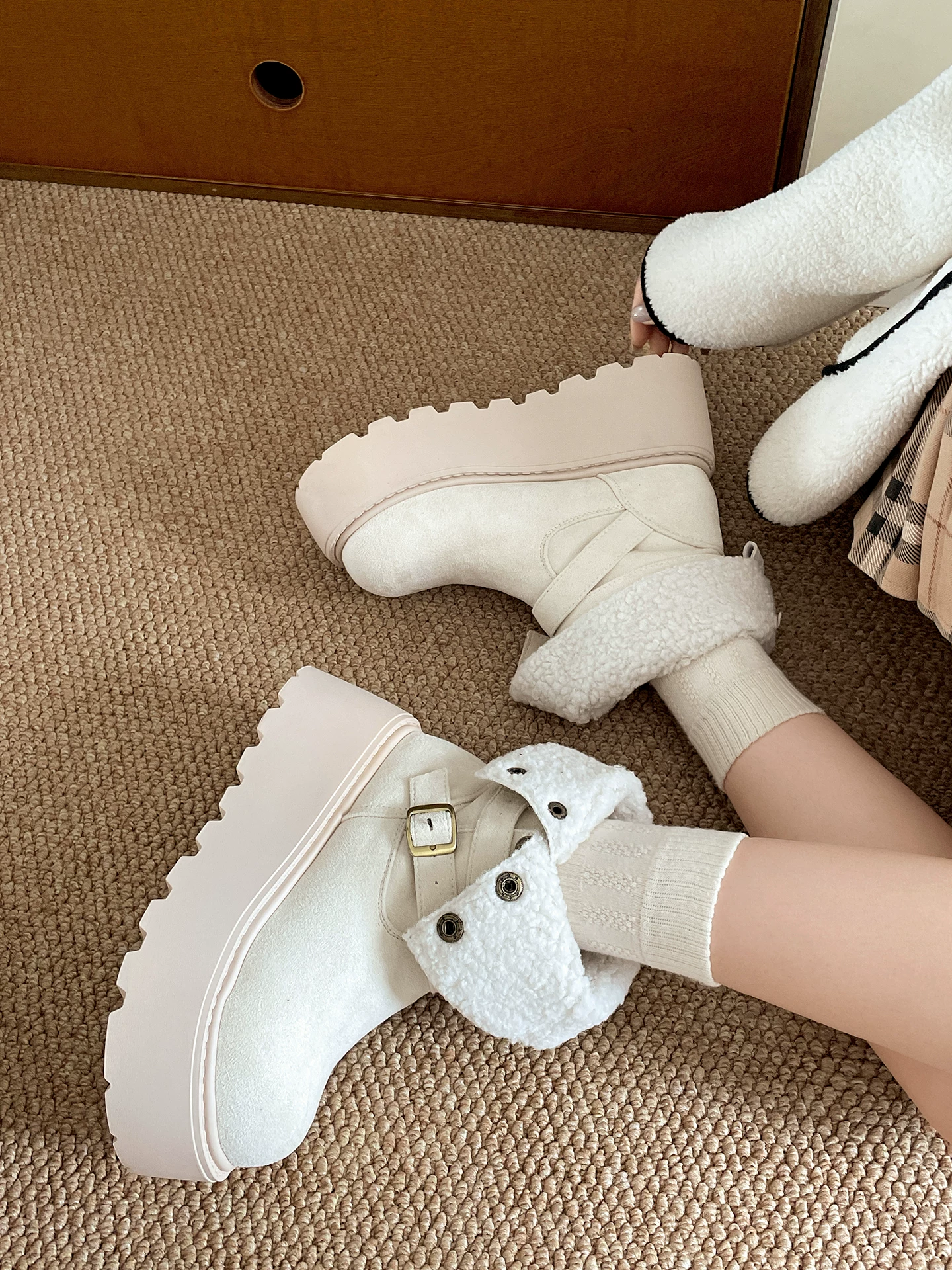 Giày bốt tuyết đế dày chống trơn Nanzai dành cho nữ 2025 kiểu Đông Bắc mới, có lớp lót lông cừu và giày bông dày giữ ấm.