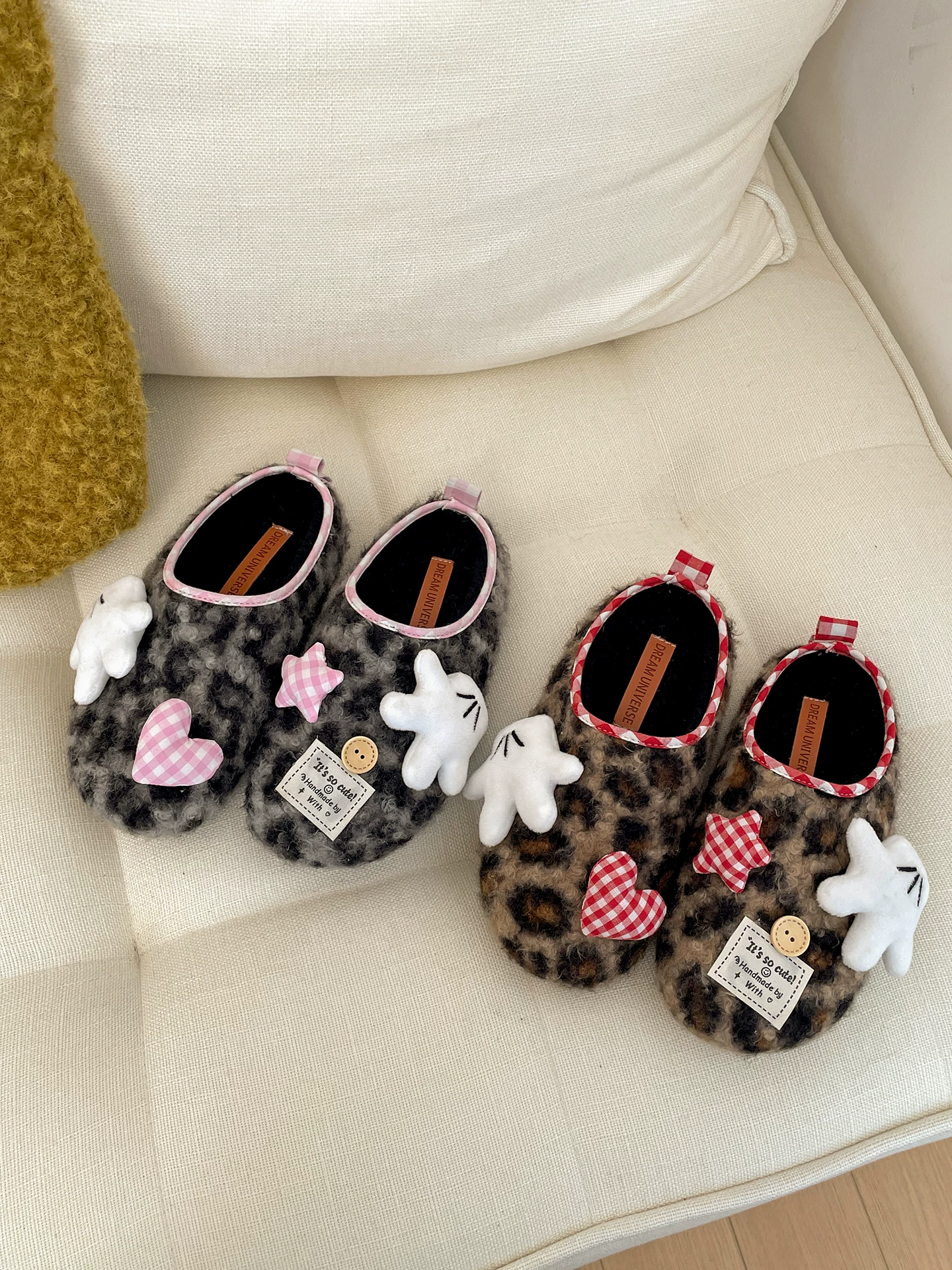 Đôi dép bông dày đế cao cổ điển dễ thương dành cho nữ đi ngoài trời, mẫu mới mùa đông 2025, giữ ấm, chống trơn trượt